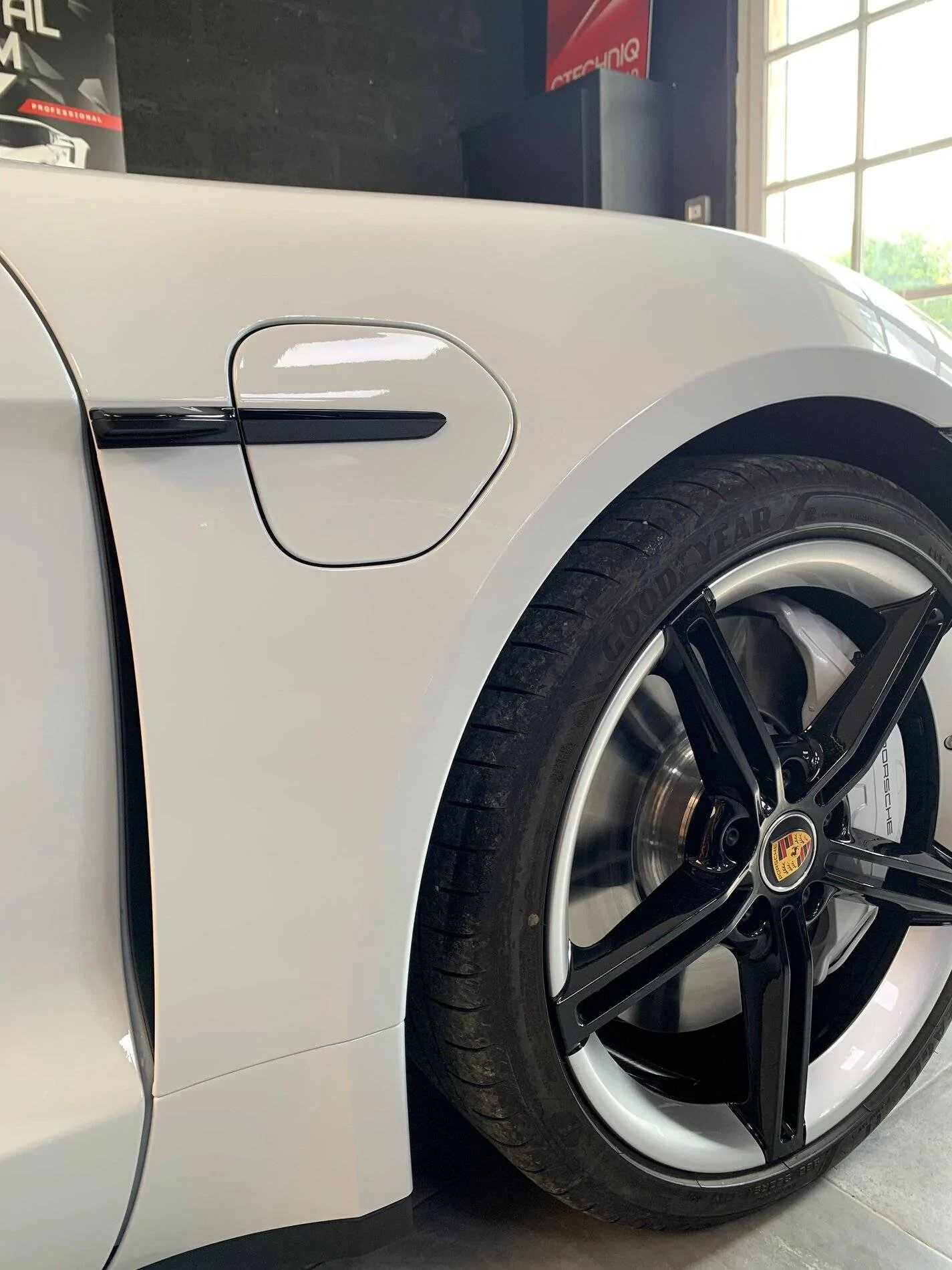Porsche Taycan CARRARA WHITE Taycan Club CA3C400C-526F-4159-85F6-38CAF5A2DE89