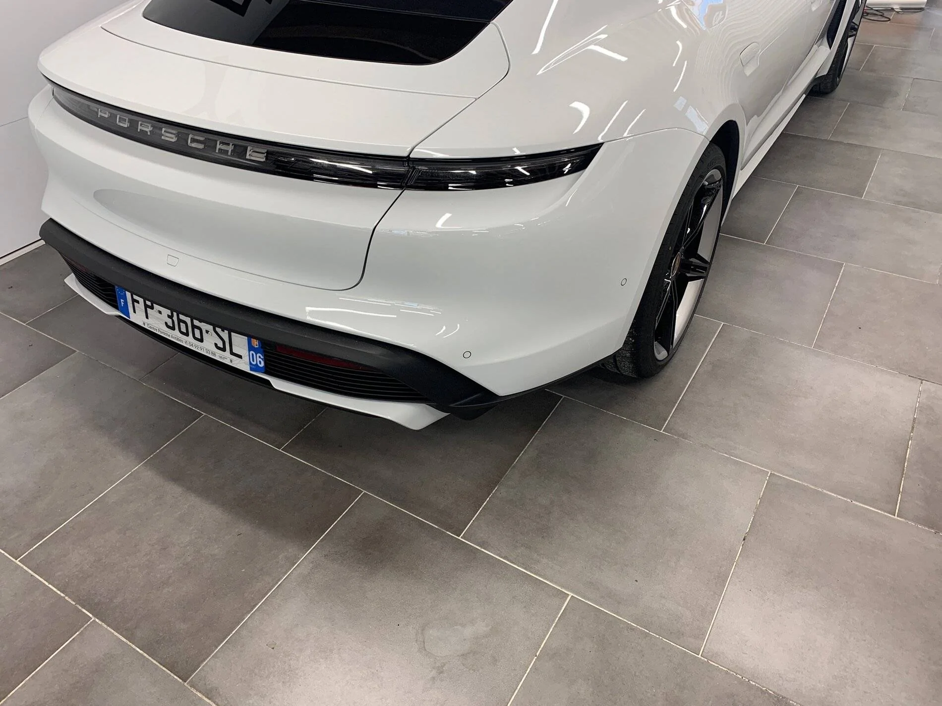 Porsche Taycan CARRARA WHITE Taycan Club CF285D44-7809-4E87-AAF0-30C21AC6C97D