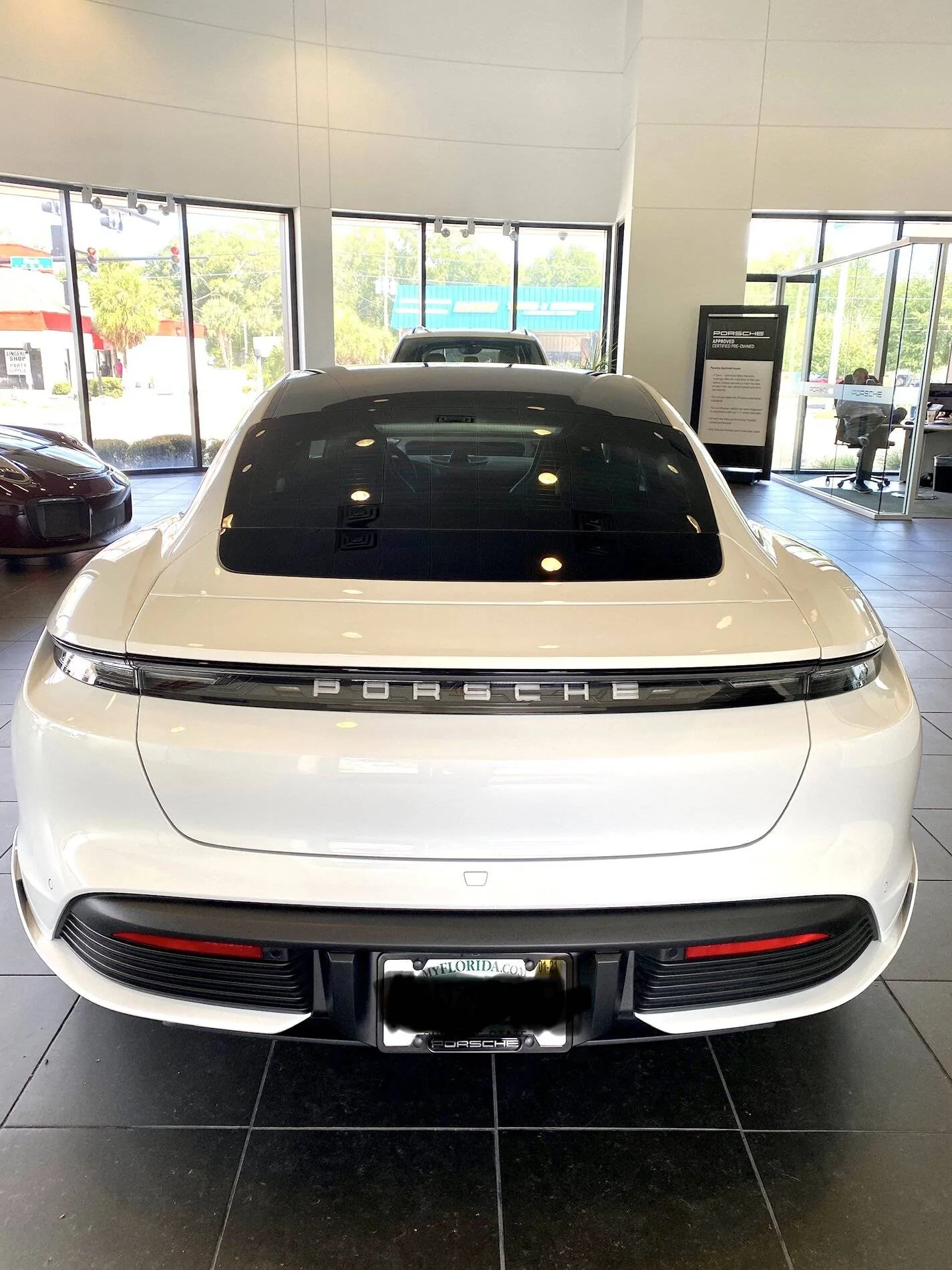 Porsche Taycan CARRARA WHITE Taycan Club E5C45FC2-0996-4598-9530-8DCF2705FC42