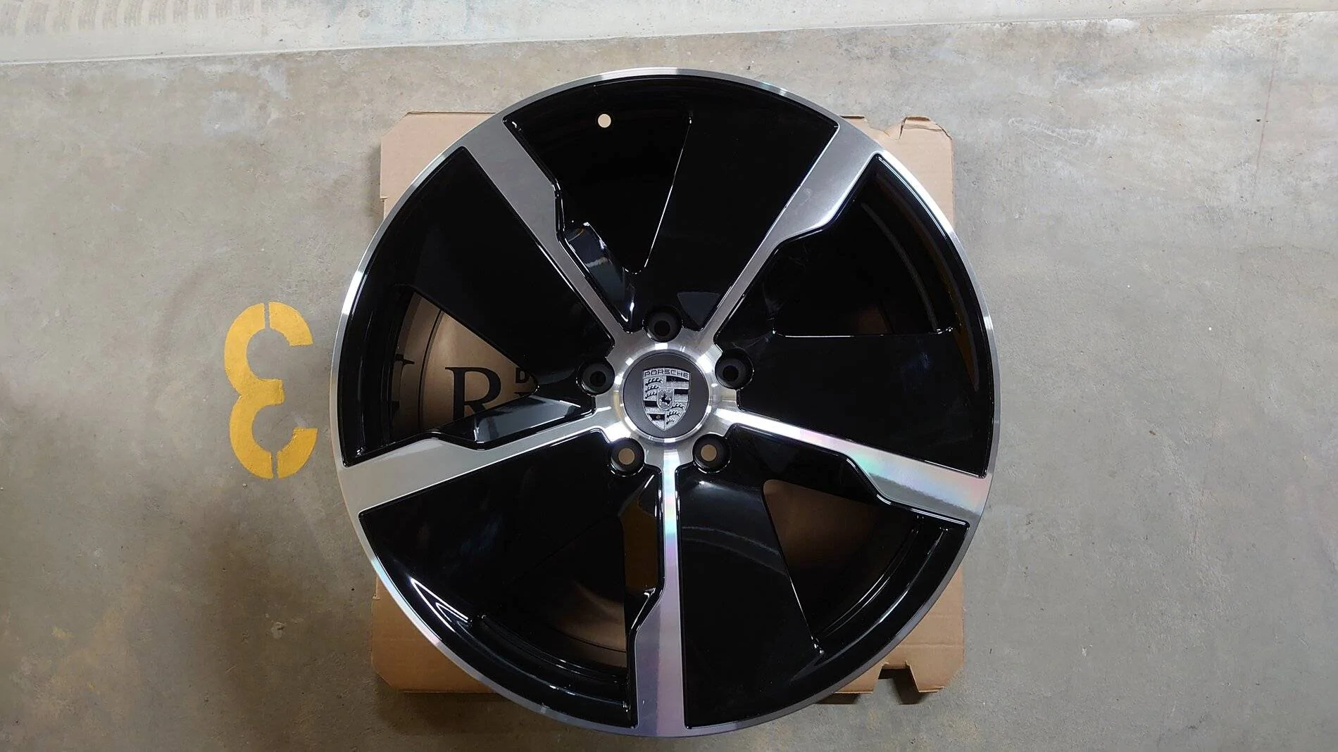 Porsche Taycan Sport Aerowheel in black,  a nice fit for my future cherrymettalic Taycan? DSC_1135