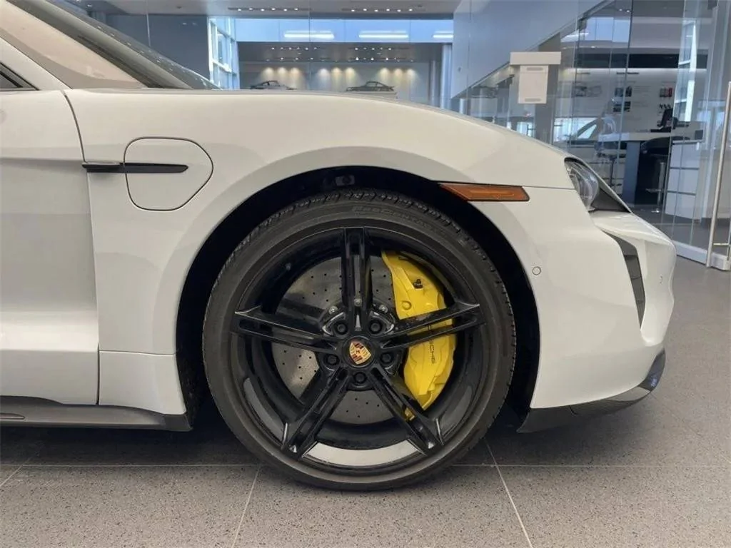 Porsche Taycan Nice vid about ceramic brakes PCCB