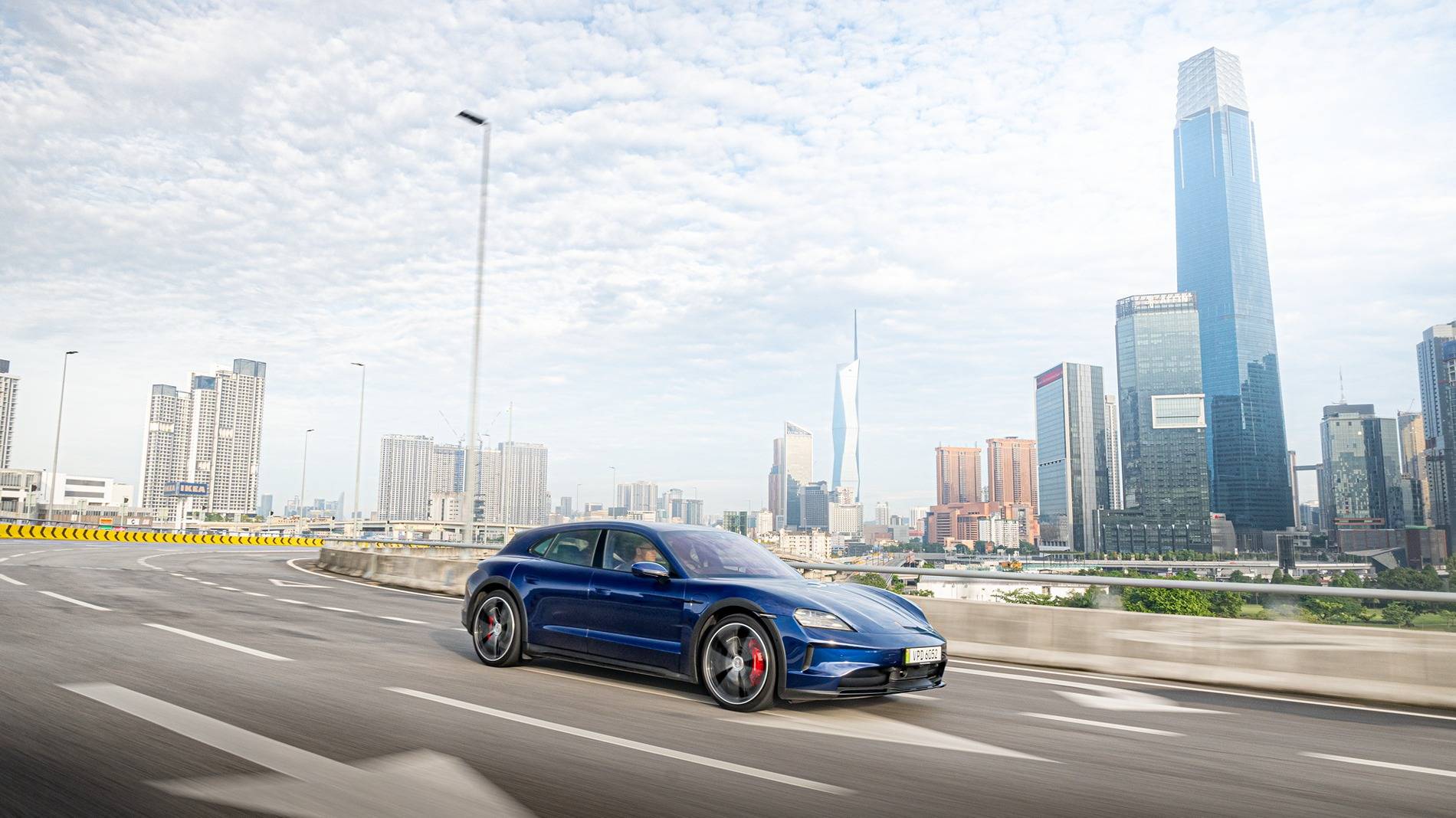 Porsche Taycan Taycan CT 4S MY config Porsche-Taycan-KL-Skyline-Shoot-01