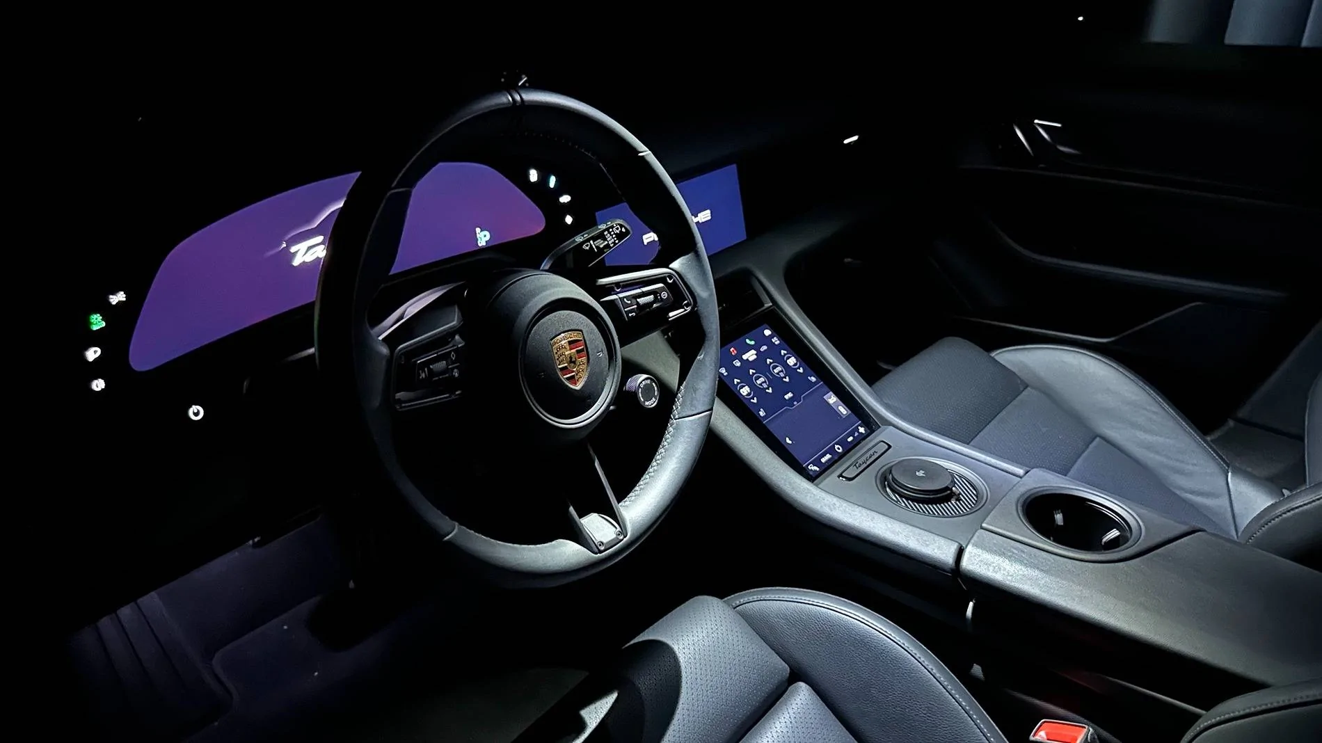Porsche Taycan Phone holder solution near drivers display IMG_0076