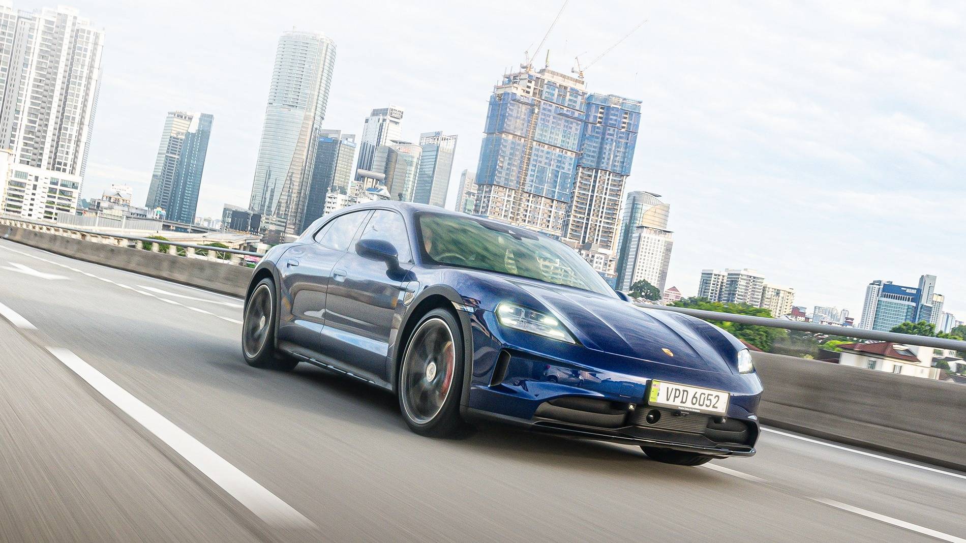 Porsche Taycan Taycan CT 4S MY config Porsche-Taycan-KL-Skyline-Shoot-12