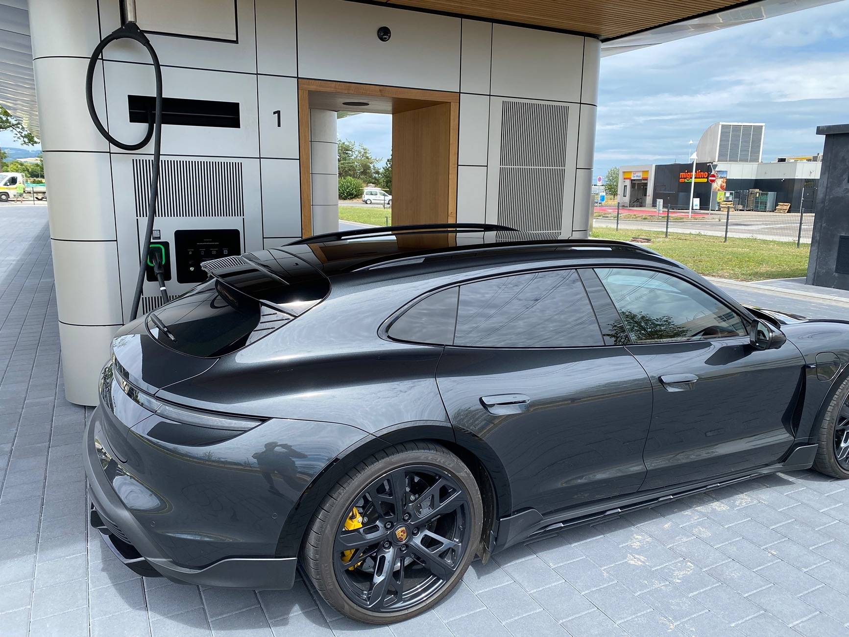 Porsche Taycan First Porsche Charging Lounge in Switzerland is now open - article IMG_9639.JPG