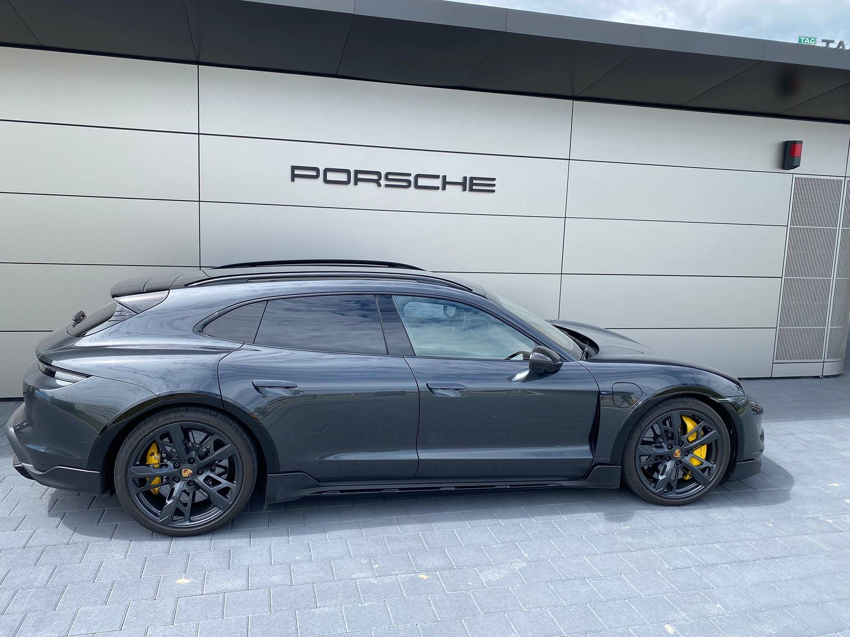 Porsche Taycan First Porsche Charging Lounge in Switzerland is now open - article IMG_9641.JPG