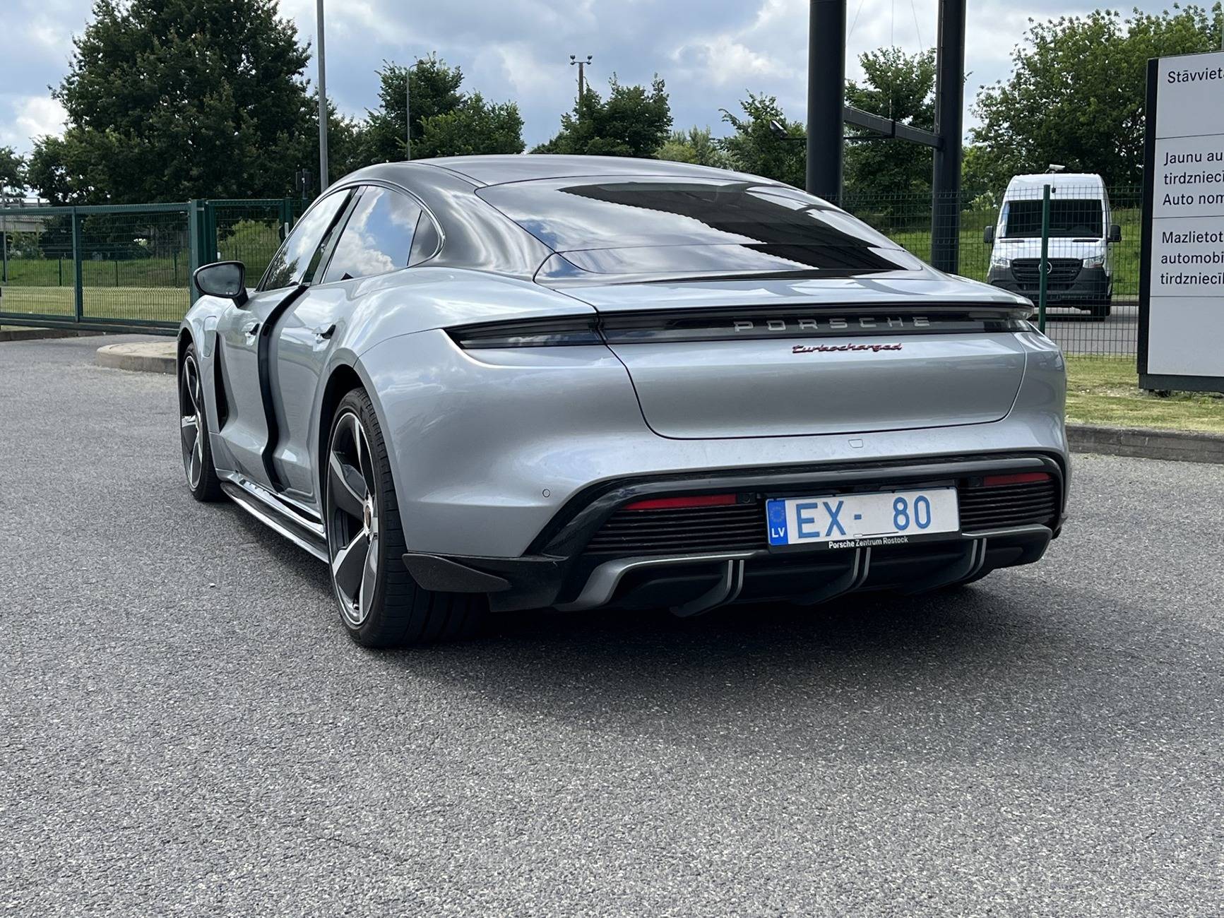 Porsche Taycan Porsche Tycan Tusbo S from Latvija . thumbnail_image3 (2)