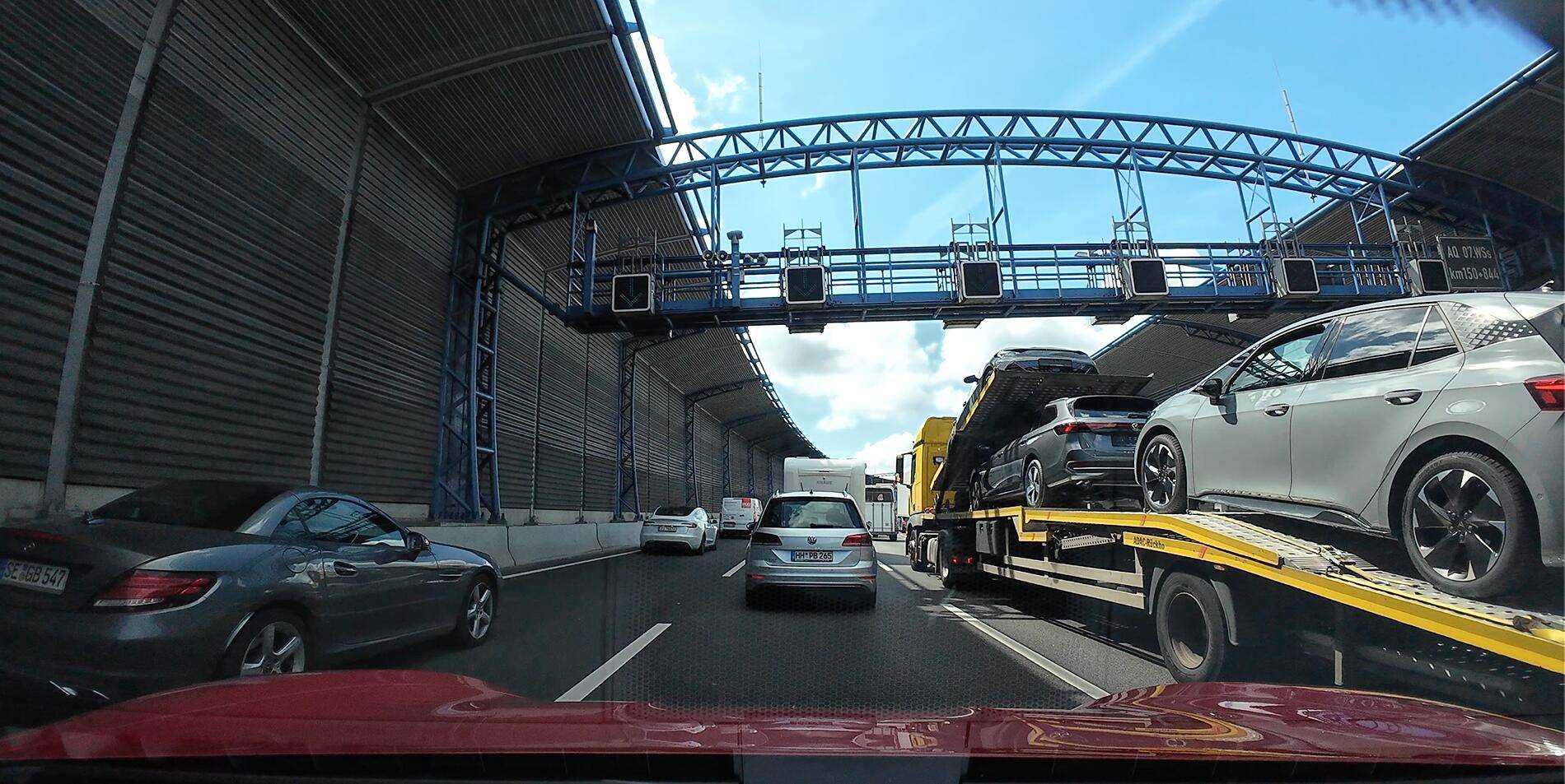 Porsche Taycan Porsche Drive - Alpine passes Stau autobahn