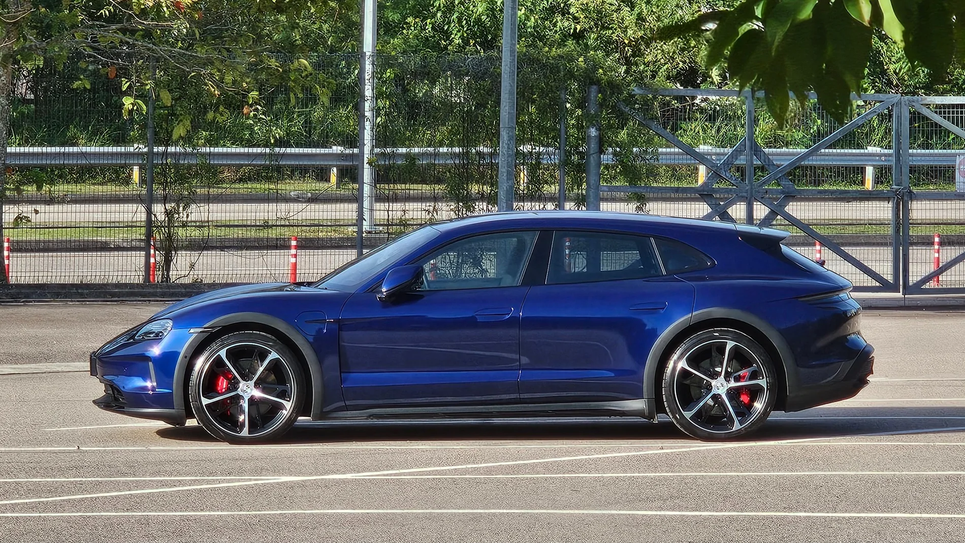 Porsche Taycan GENTIAN BLUE Taycan Club 20250906_173129