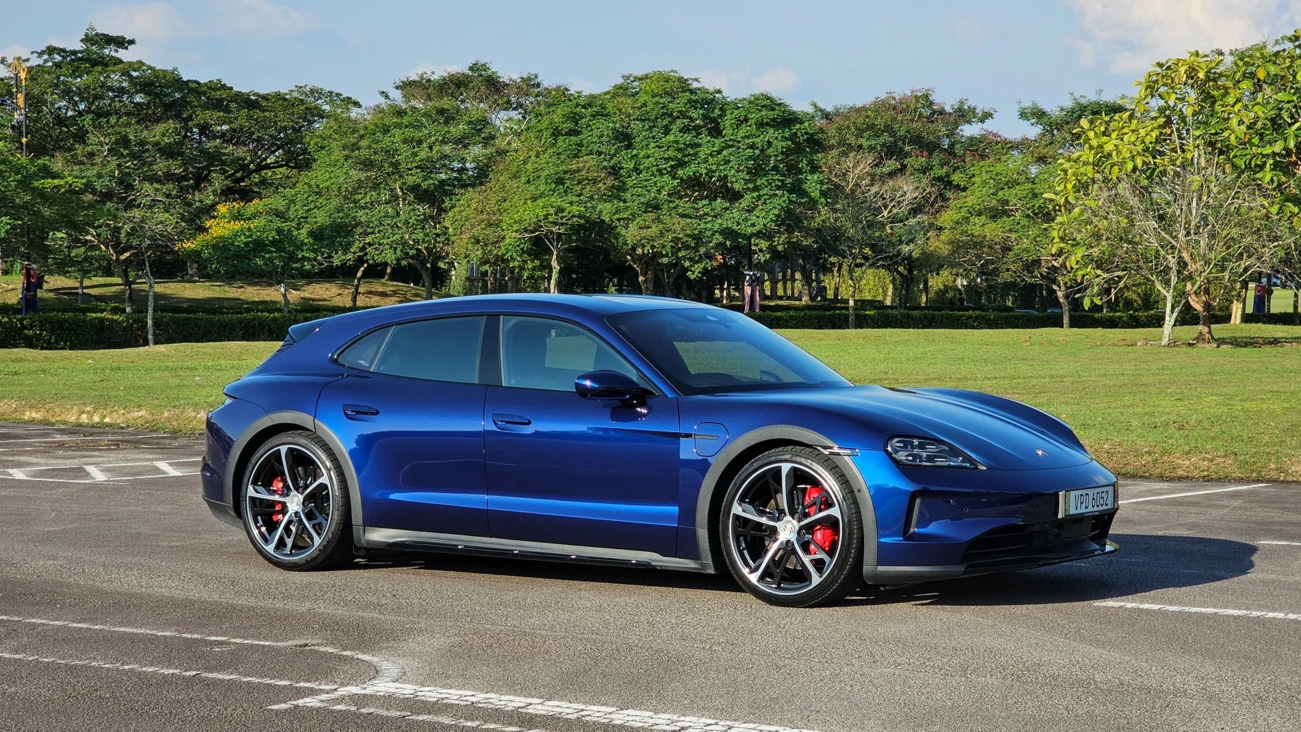 Porsche Taycan GENTIAN BLUE Taycan Club Porsche-Taycan-J12-CT4S-Gentian-Blue-30