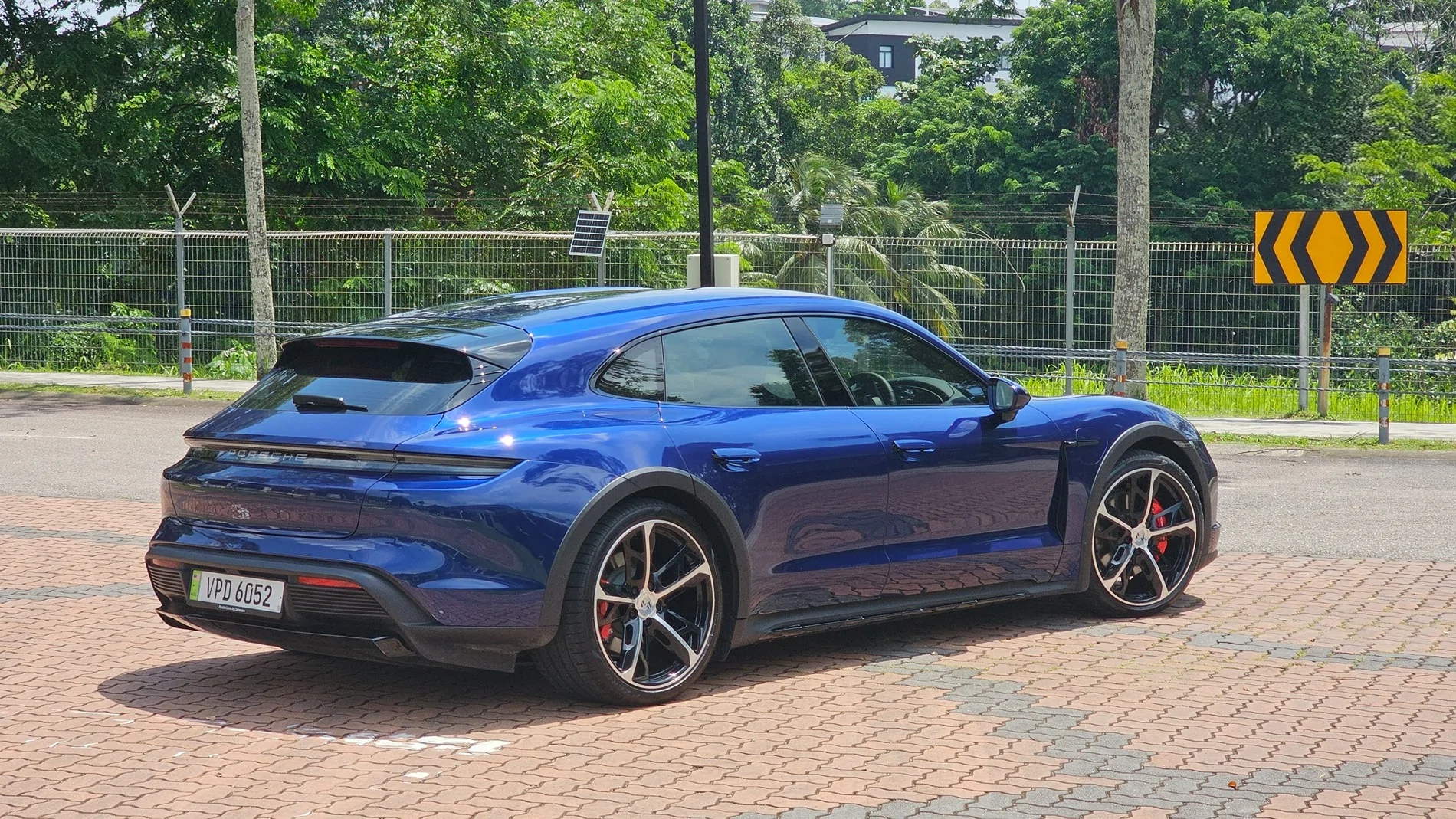 Porsche Taycan GENTIAN BLUE Taycan Club Porsche-Taycan-J12-CT4S-Gentian-Blue-31