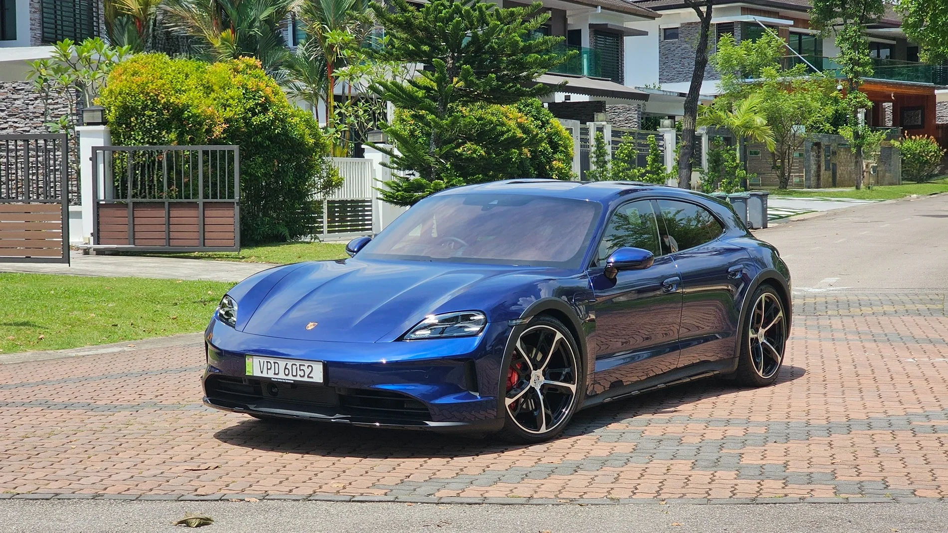 Porsche Taycan GENTIAN BLUE Taycan Club Porsche-Taycan-J12-CT4S-Gentian-Blue-32