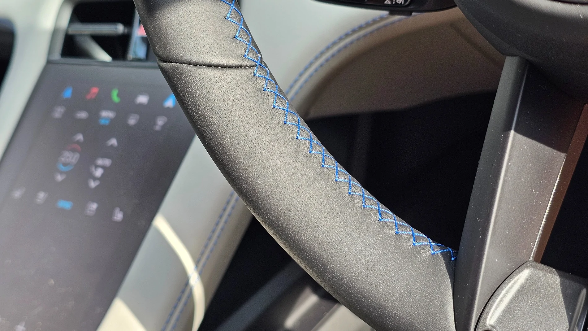 Porsche Taycan An ode to contrast stitching: la vie en bleu 20250920_092303