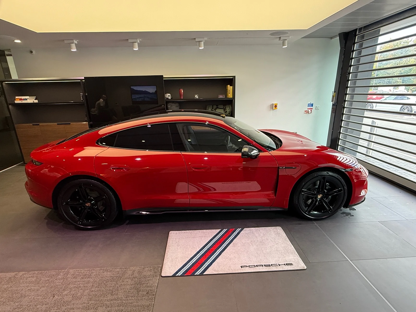 Porsche Taycan CARMINE RED Taycan Club IMG_5881