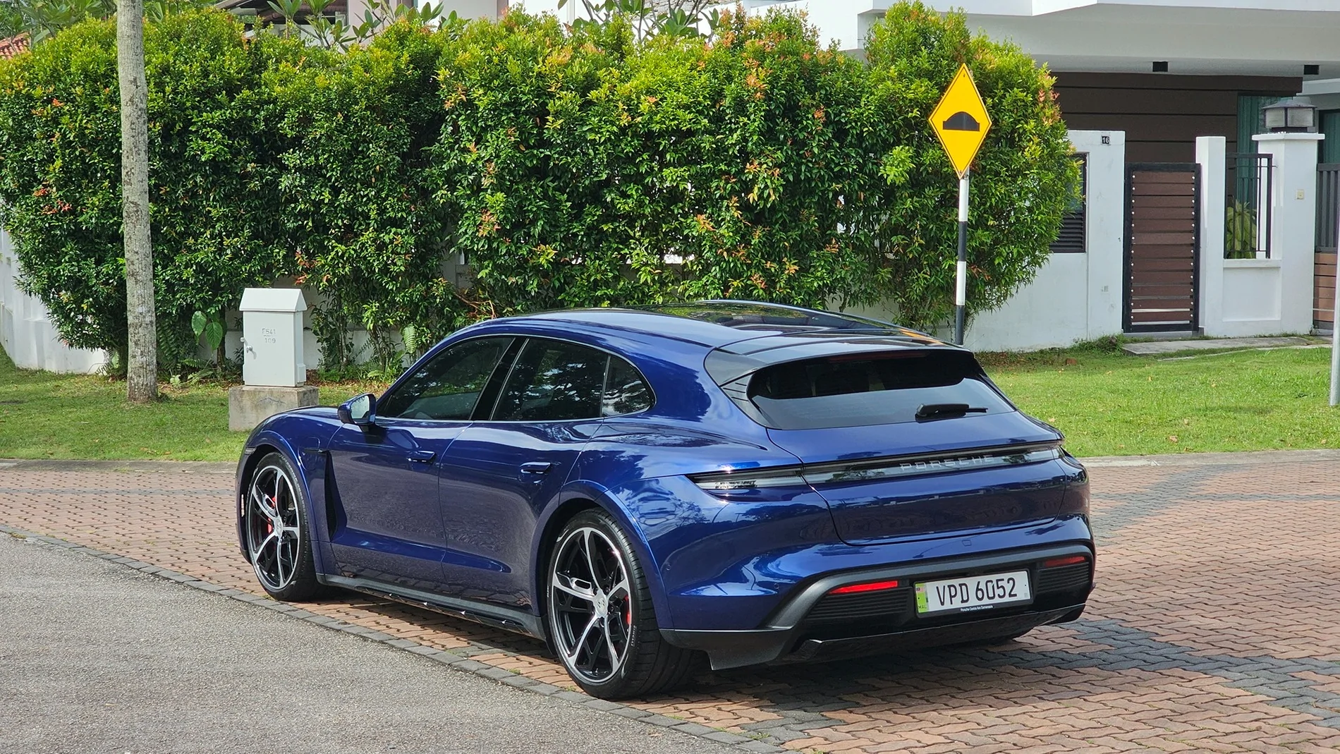 Porsche Taycan Taycan CT 4S MY config Porsche-Taycan-CT4S-Gentian-20251005-02