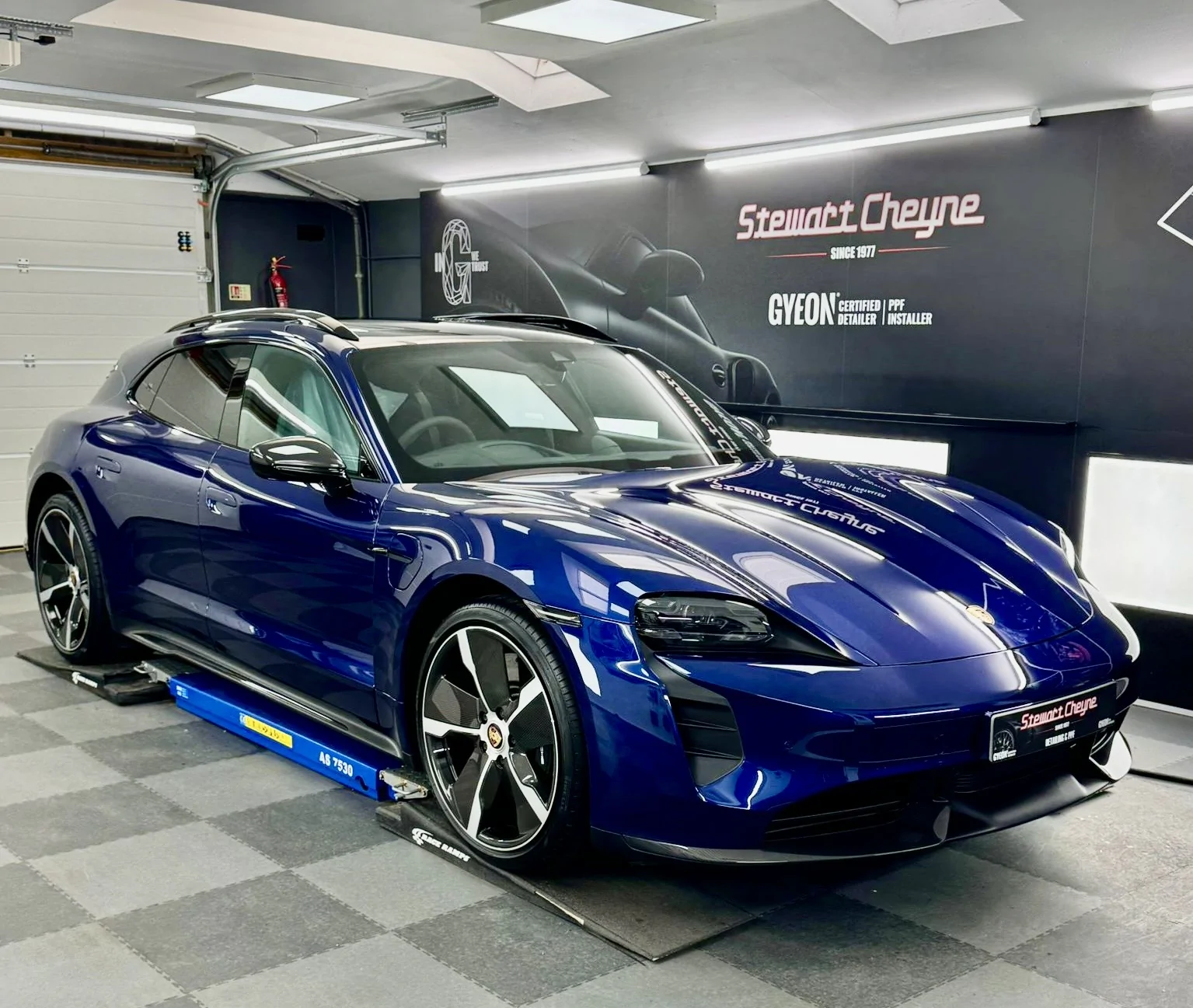 Porsche Taycan GENTIAN BLUE Taycan Club c310379a-70c7-4f3c-8796-749de0201061