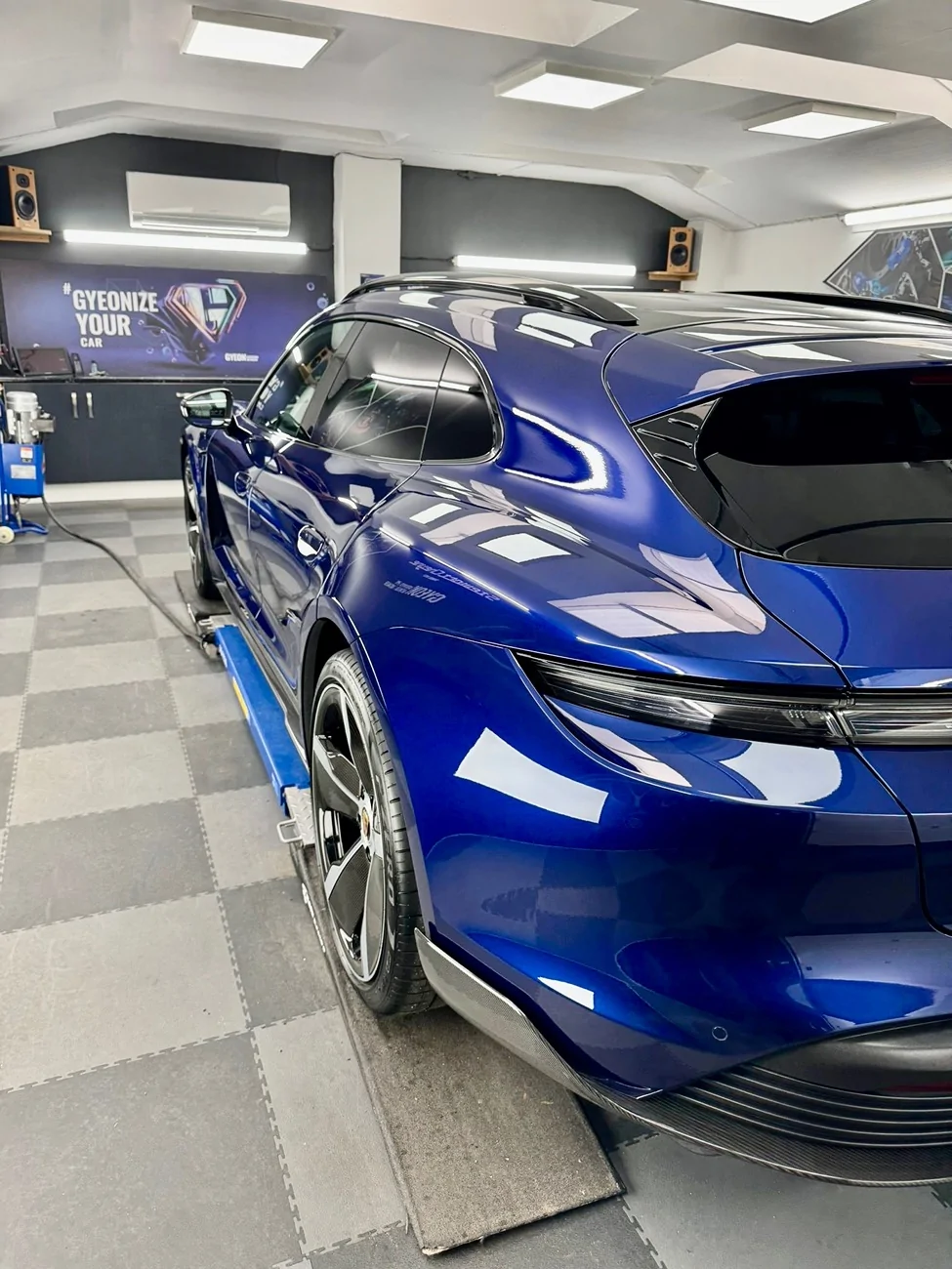 Porsche Taycan GENTIAN BLUE Taycan Club 901f17fb-3da6-4049-ac74-0e4ff19e895a