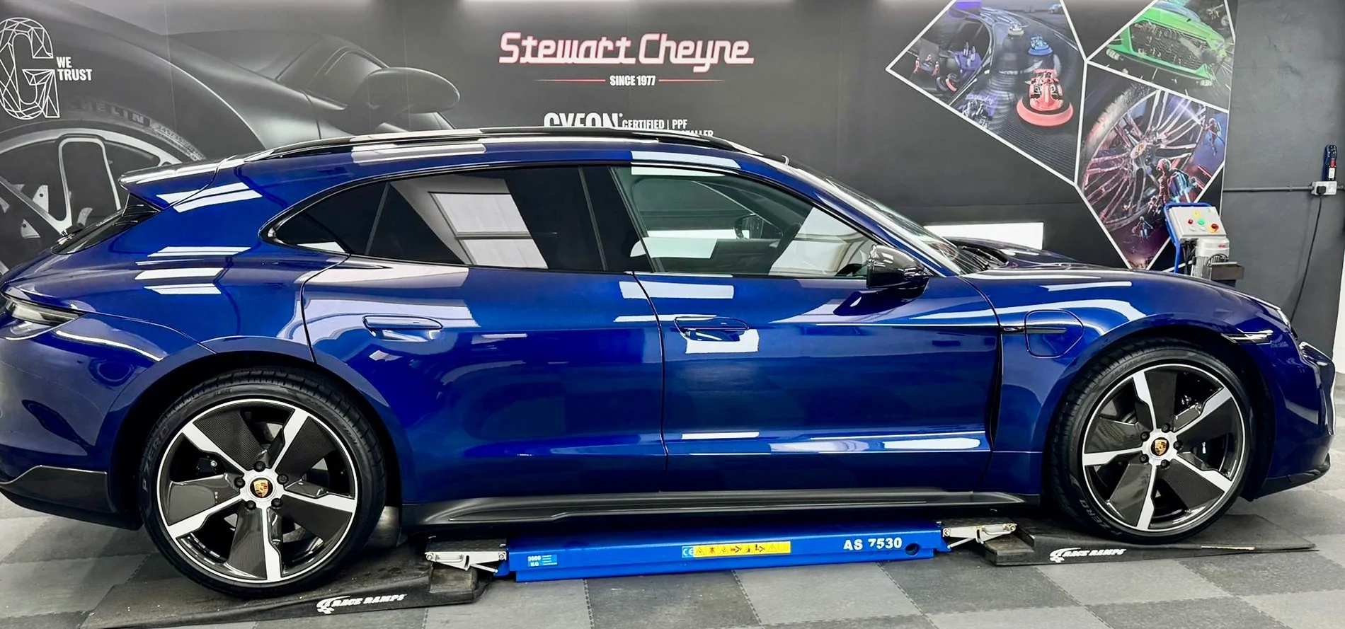 Porsche Taycan GENTIAN BLUE Taycan Club e9d1f6bc-34fb-476c-9023-0a2a1e63bb3