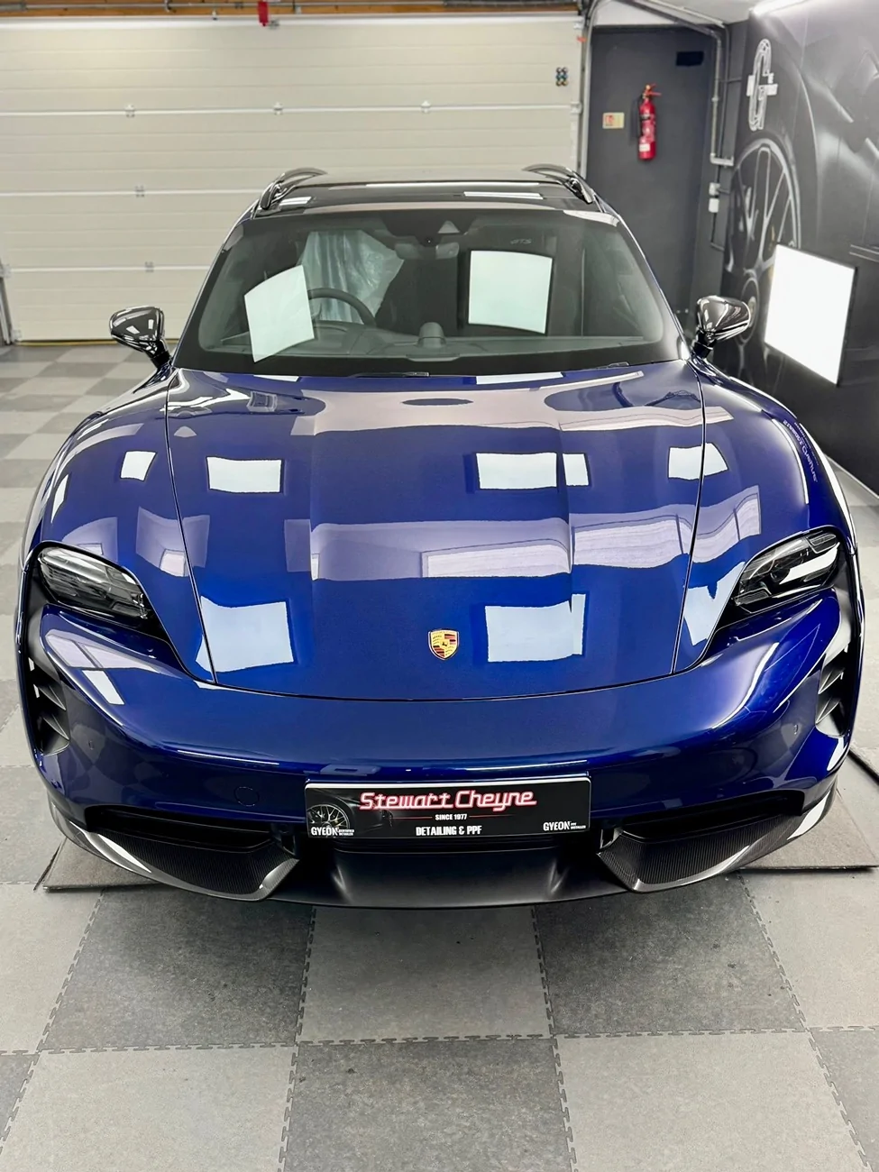 Porsche Taycan GENTIAN BLUE Taycan Club 75cae13b-d3e5-418a-8a57-37bee5bba545