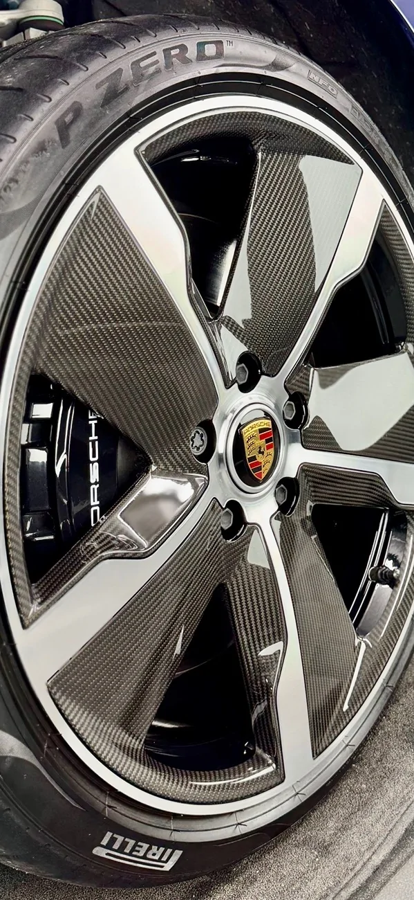 Porsche Taycan GENTIAN BLUE Taycan Club d0160264-0e48-43c4-af0c-b2feb6ce0932