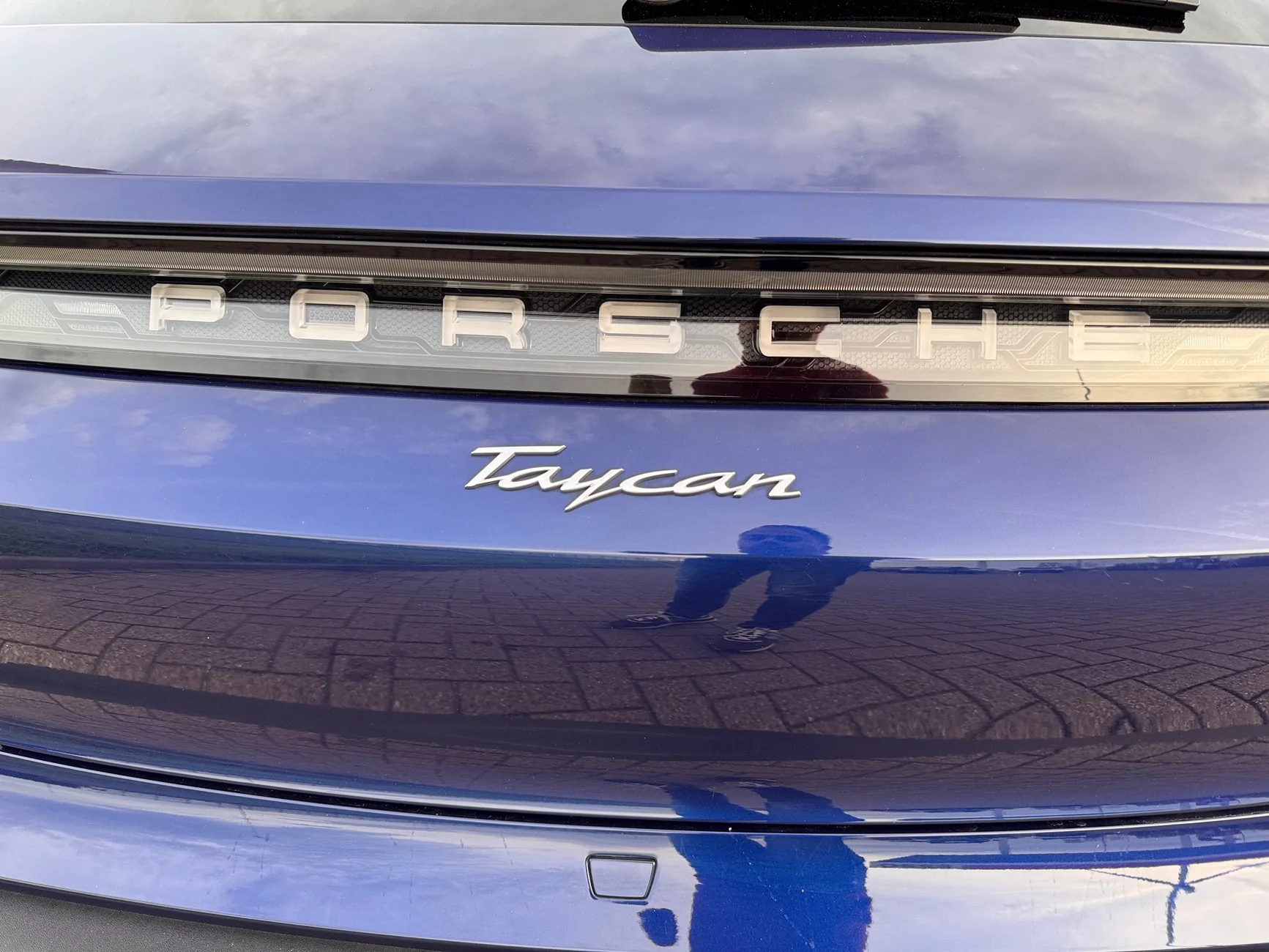 Porsche Taycan Badge or not IMG_3259