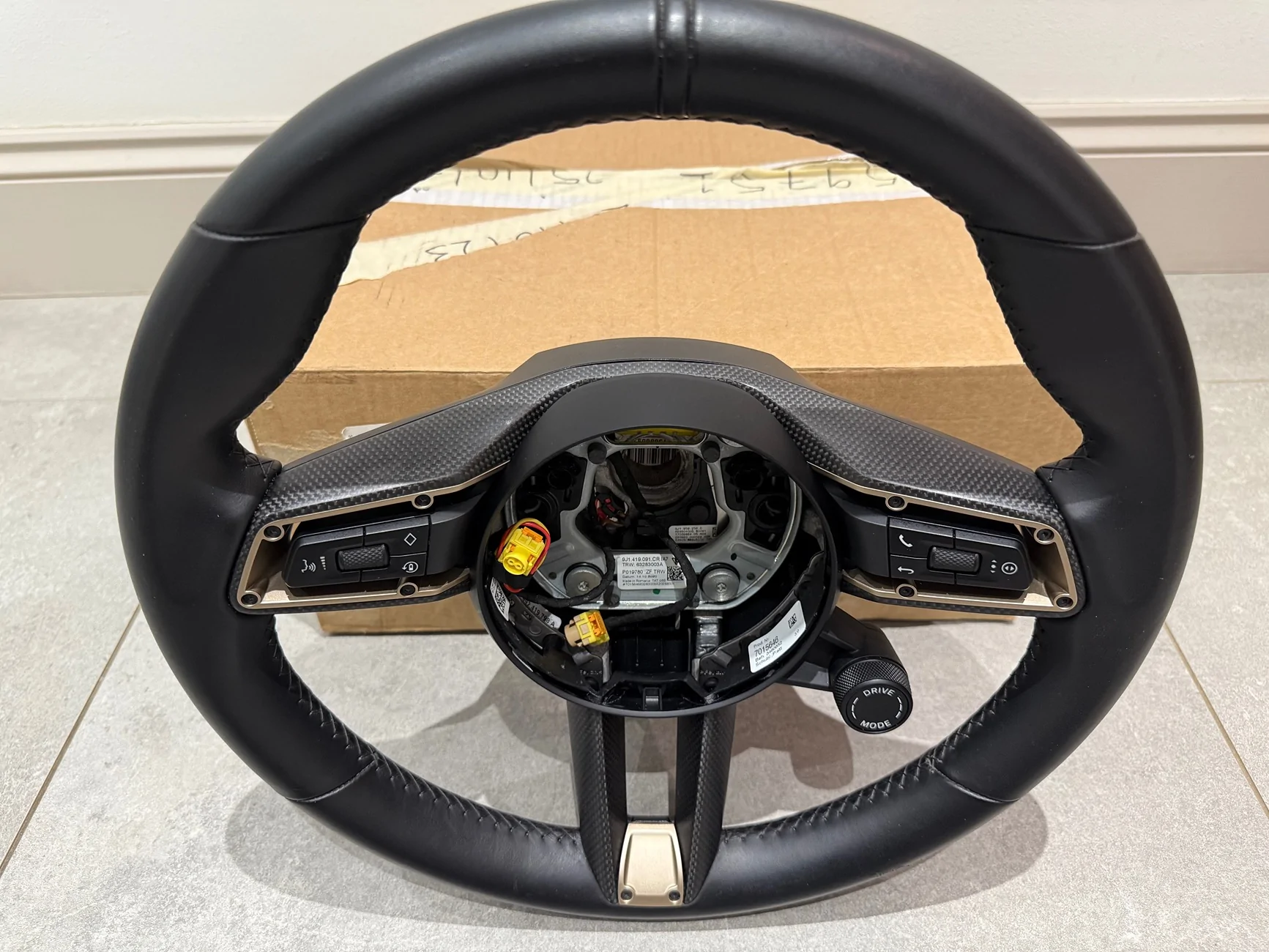 Porsche Taycan Anyone swapped a steering wheel over? IMG_7088