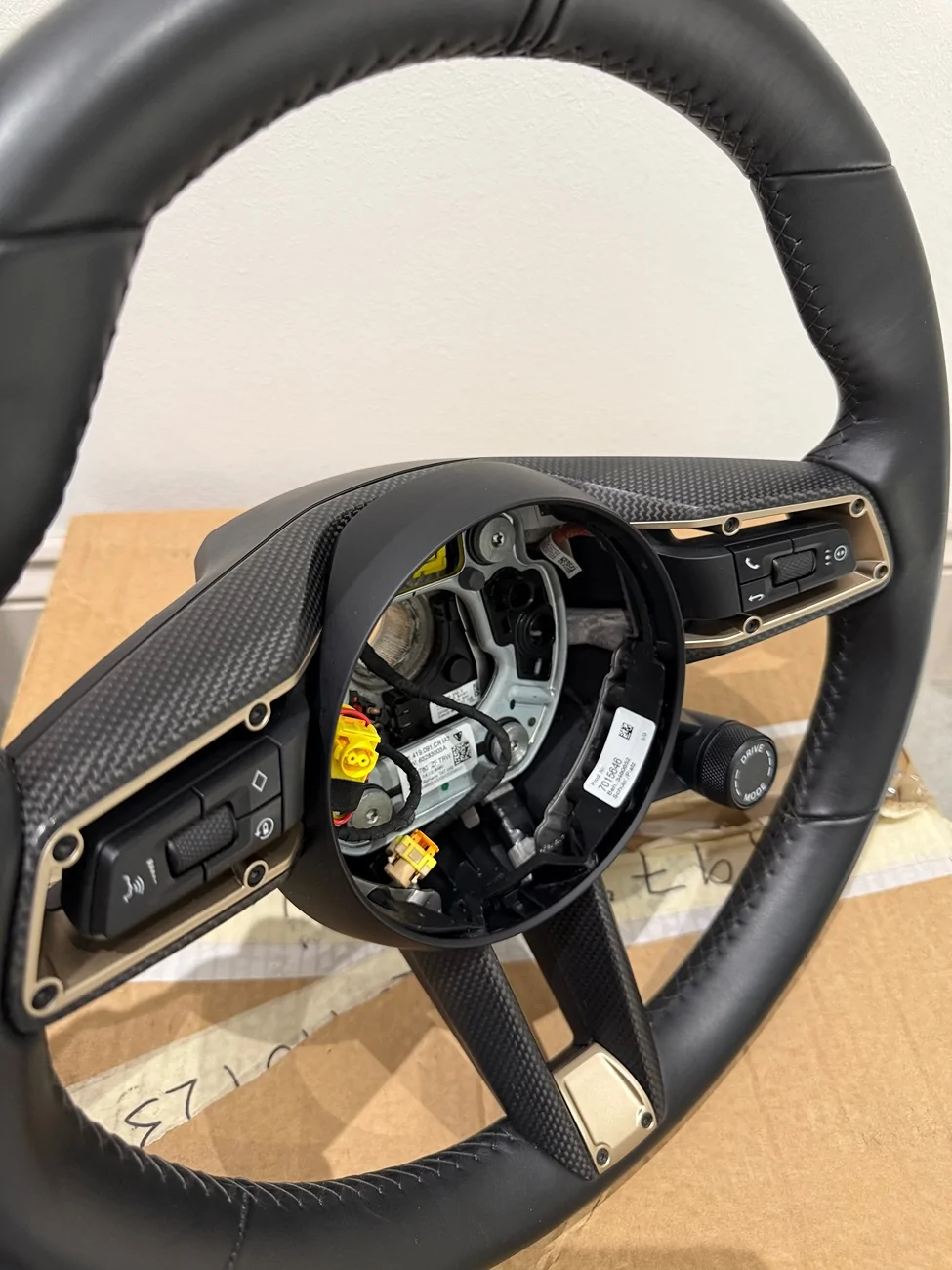 Porsche Taycan Anyone swapped a steering wheel over? IMG_7085