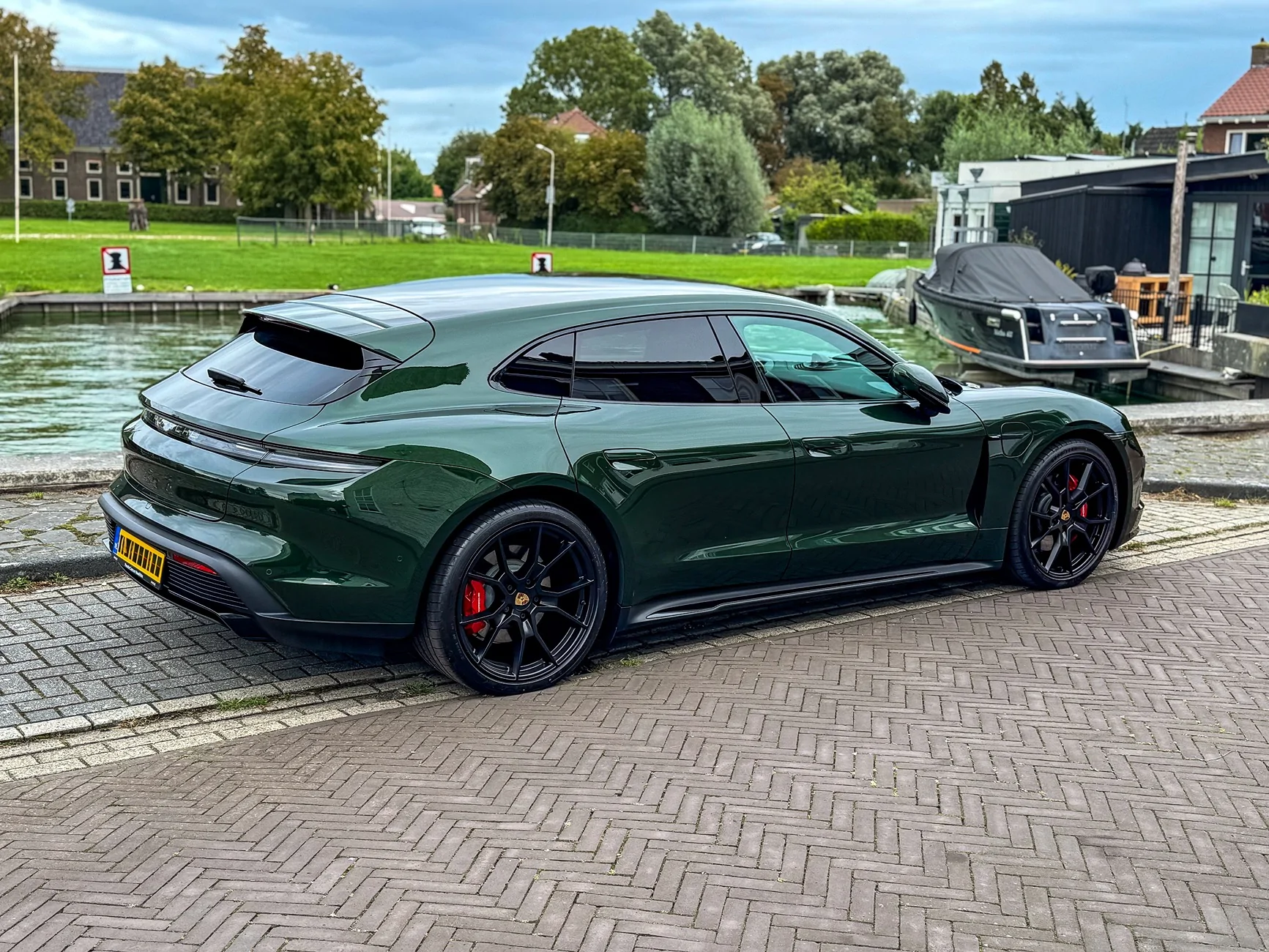 2025 S/T GREEN OAK - God, I love this color | TaycanForum