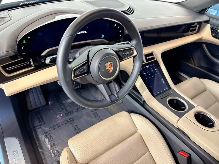 Porsche Taycan FROZEN BLUE Taycan Club Taycan interioir
