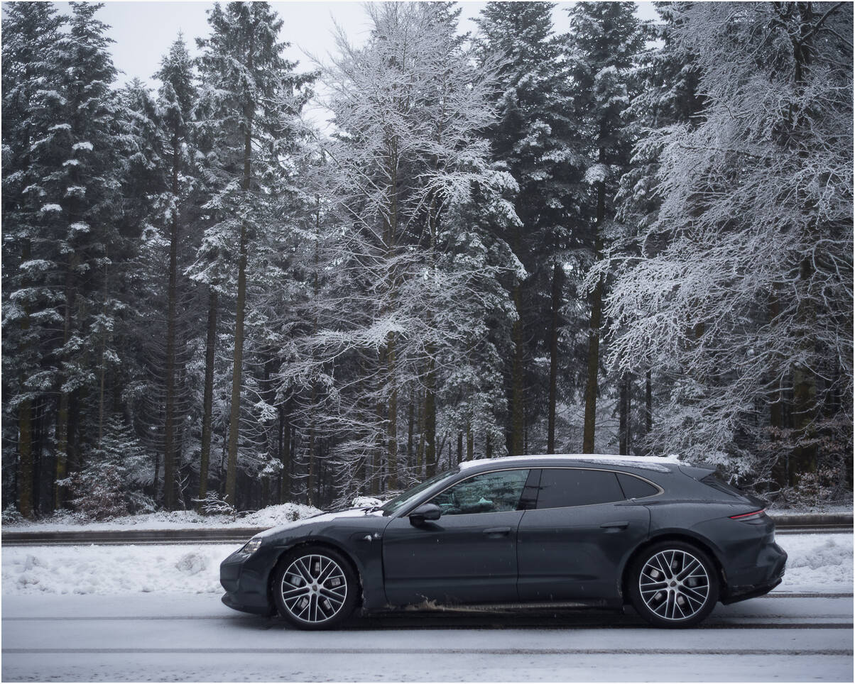Porsche Taycan Winter in the Black Forest L1000375-web