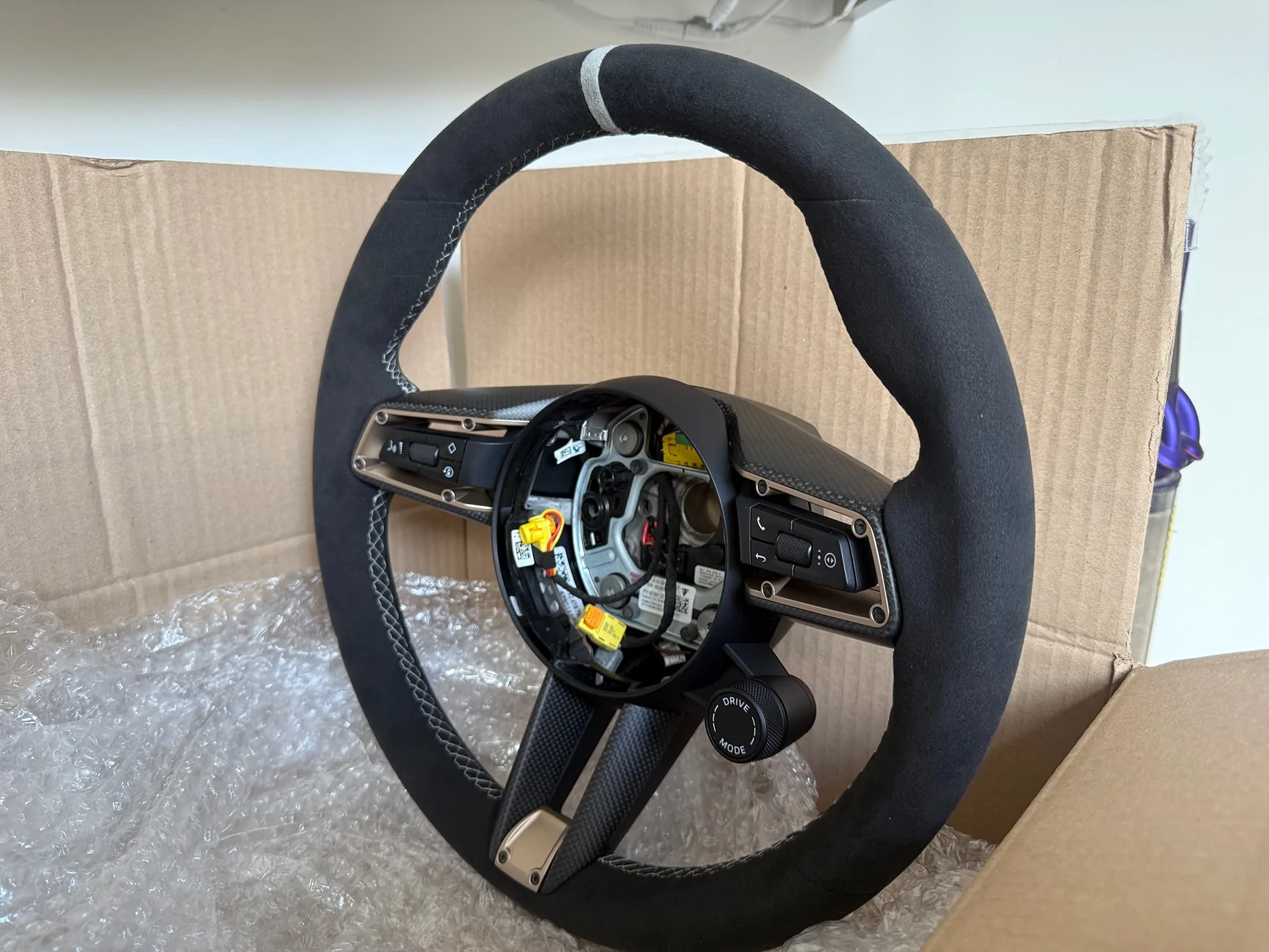 Porsche Taycan Anyone swapped a steering wheel over? IMG_7514