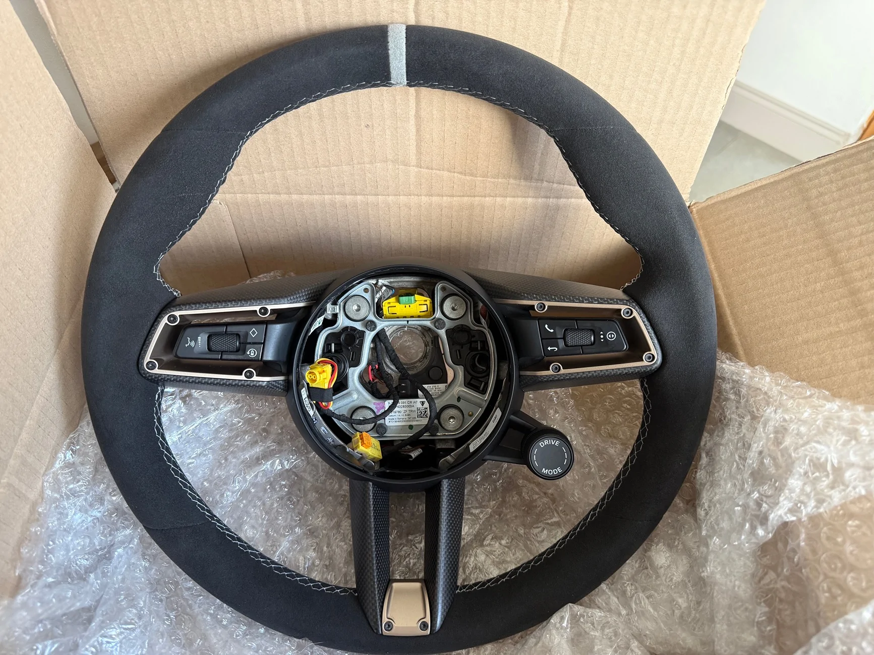 Porsche Taycan Anyone swapped a steering wheel over? IMG_7512