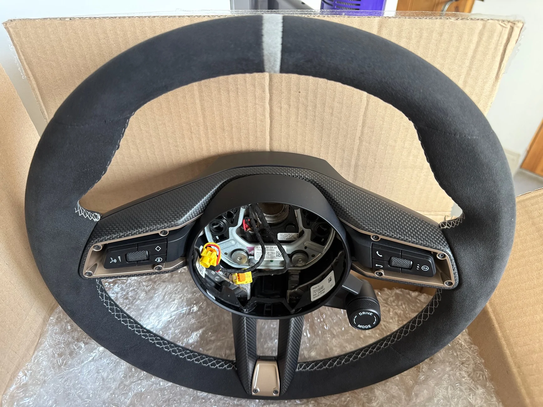 Porsche Taycan Anyone swapped a steering wheel over? IMG_7515