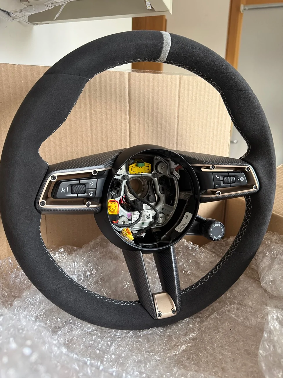 Porsche Taycan Anyone swapped a steering wheel over? IMG_7518