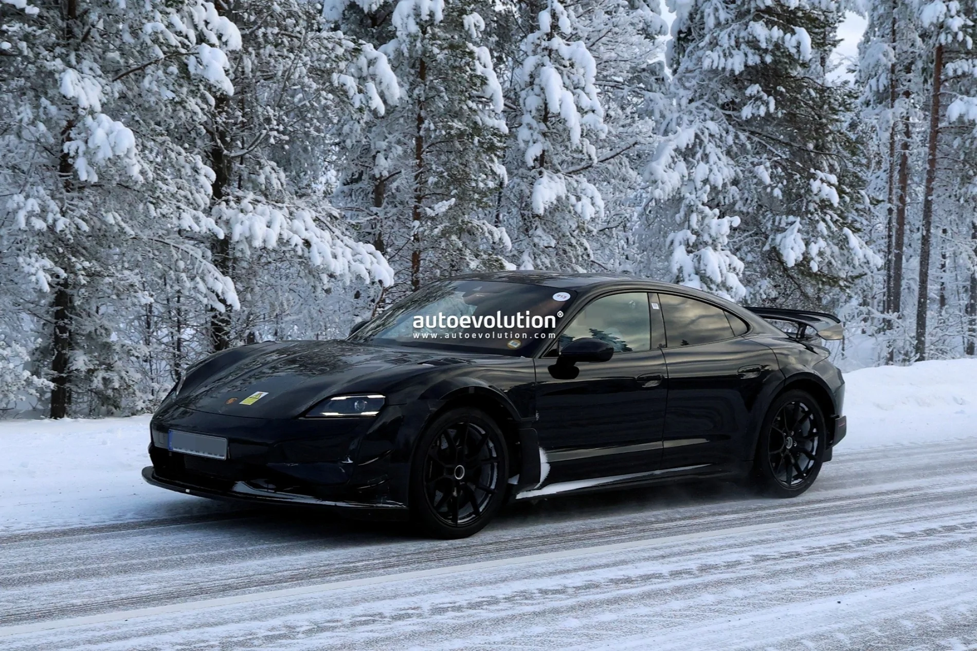 2027-porsche-taycan-gt4-rs-resurfaces-with-production-intent-aerodynamic-enhancements-265606_1.webp