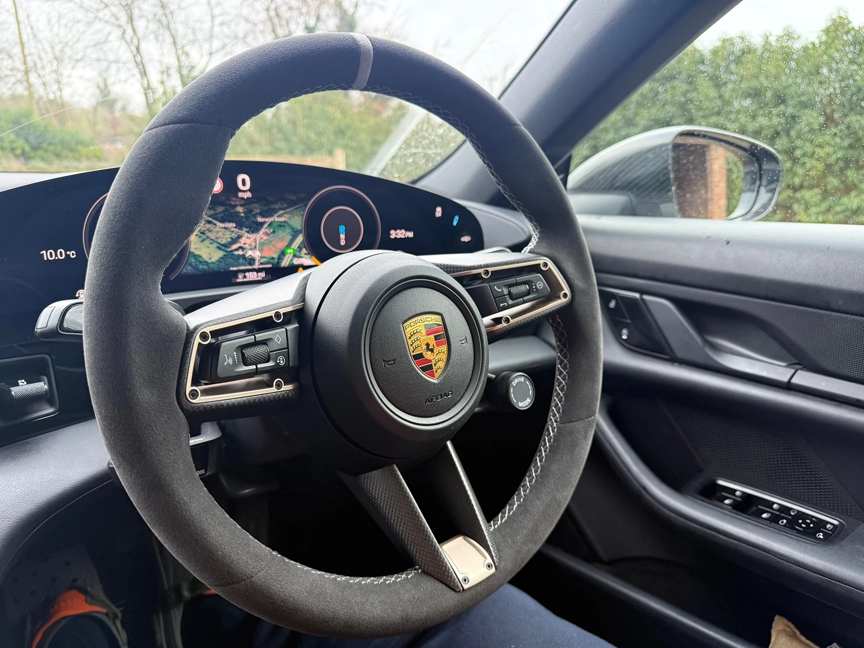 Porsche Taycan Anyone swapped a steering wheel over? IMG_7713