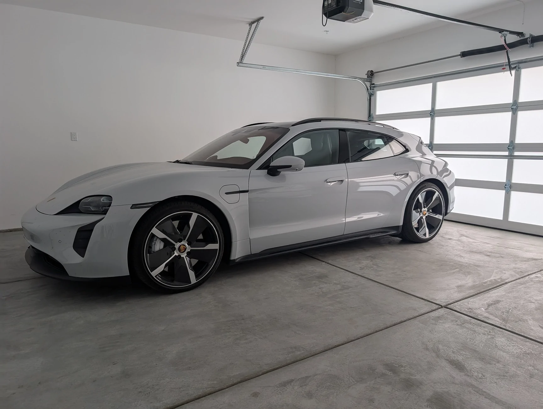Porsche Taycan ICE GREY Taycan Club PXL_20260401_001231009