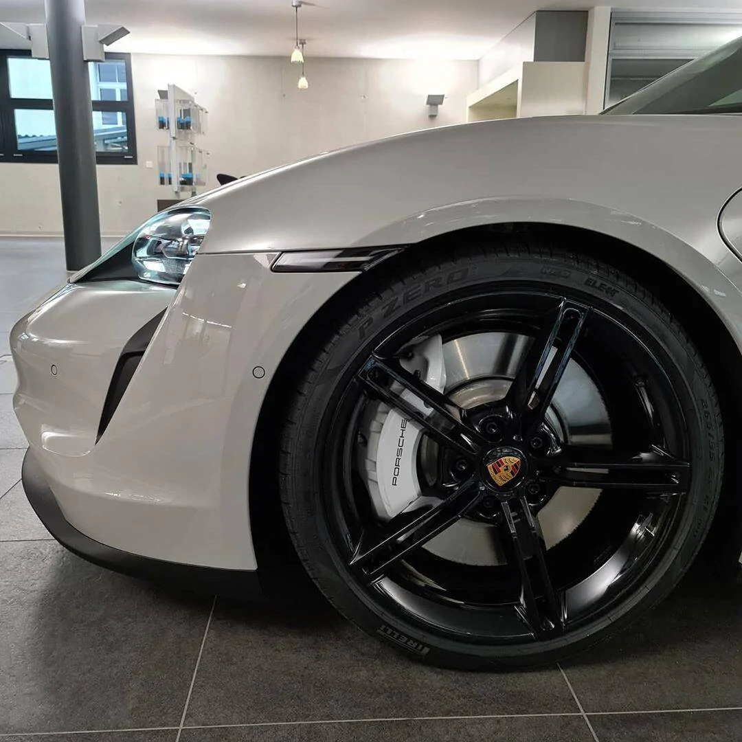 Porsche Taycan 2021 Taycan in Chalk color - first pictures 1602546454270