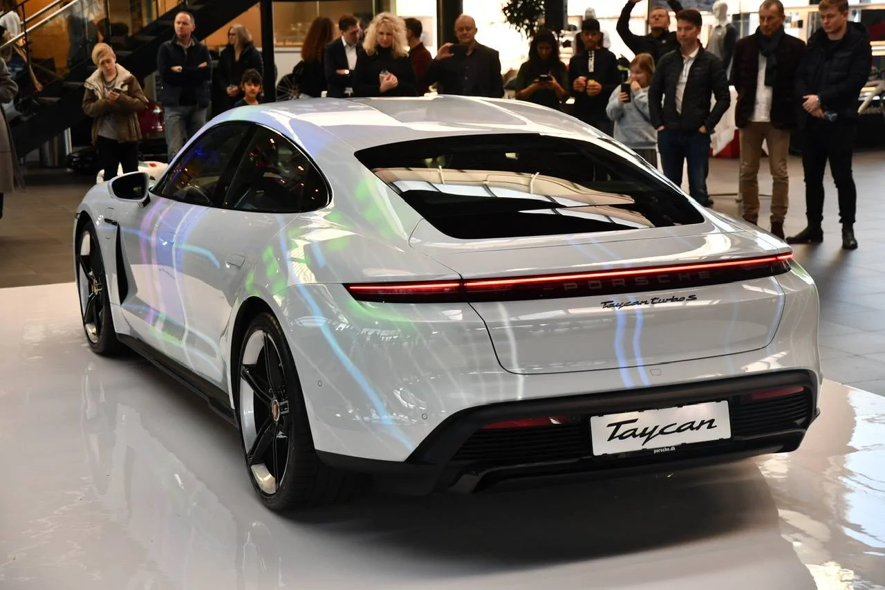 Porsche Taycan metal roof? 33C5D294-5ADF-401E-8B0F-697854EE7DD7