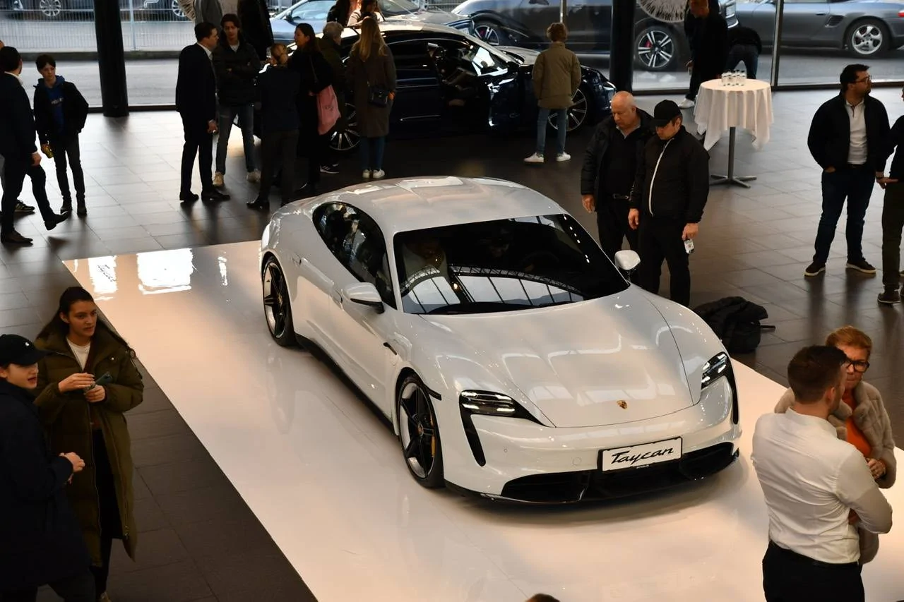 Porsche Taycan metal roof? D43BA477-B587-4E7E-9DD8-78CB8620DF87