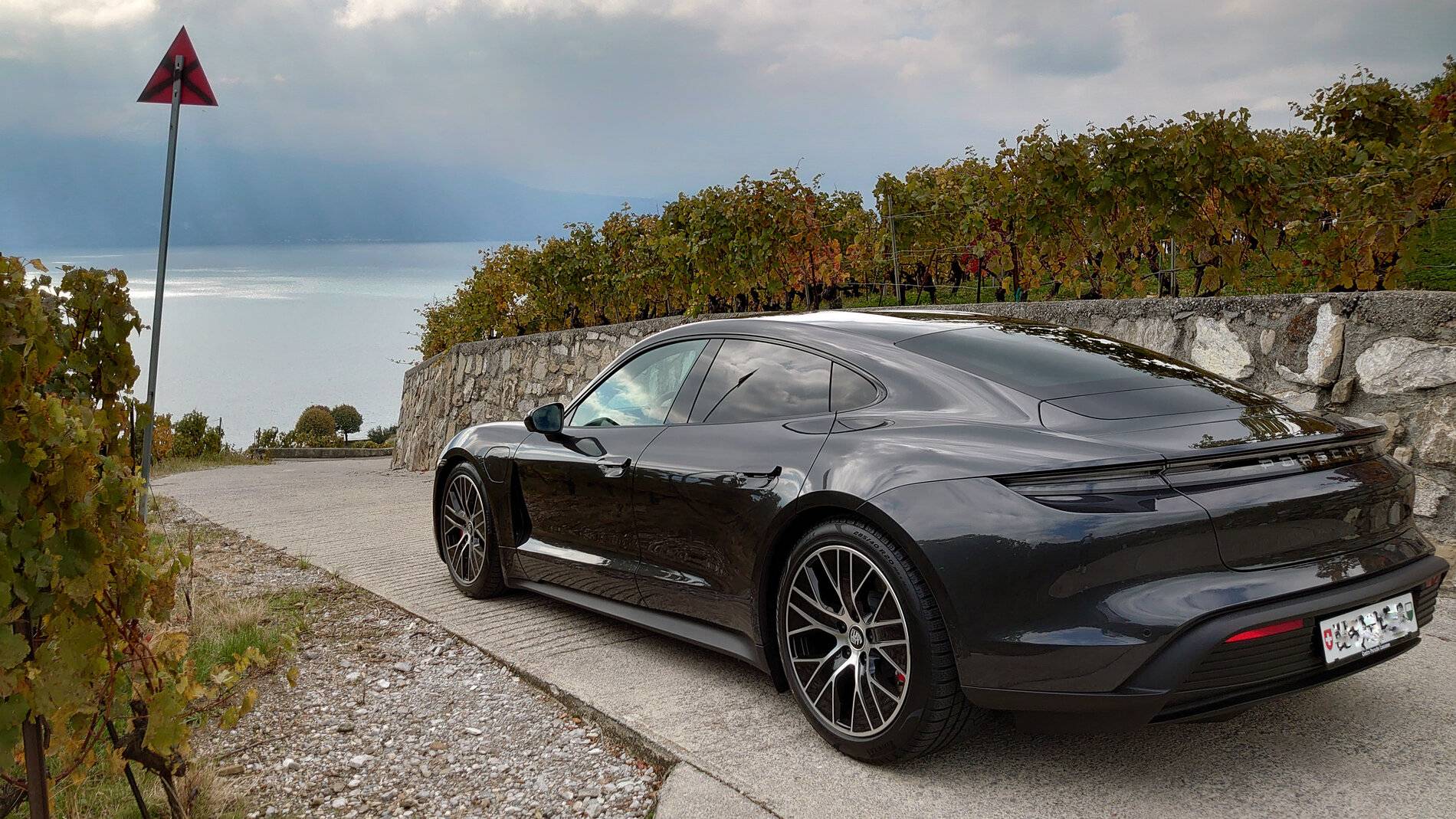 Porsche Taycan VOLCANO GREY Taycan Club PSX_20201014_151306