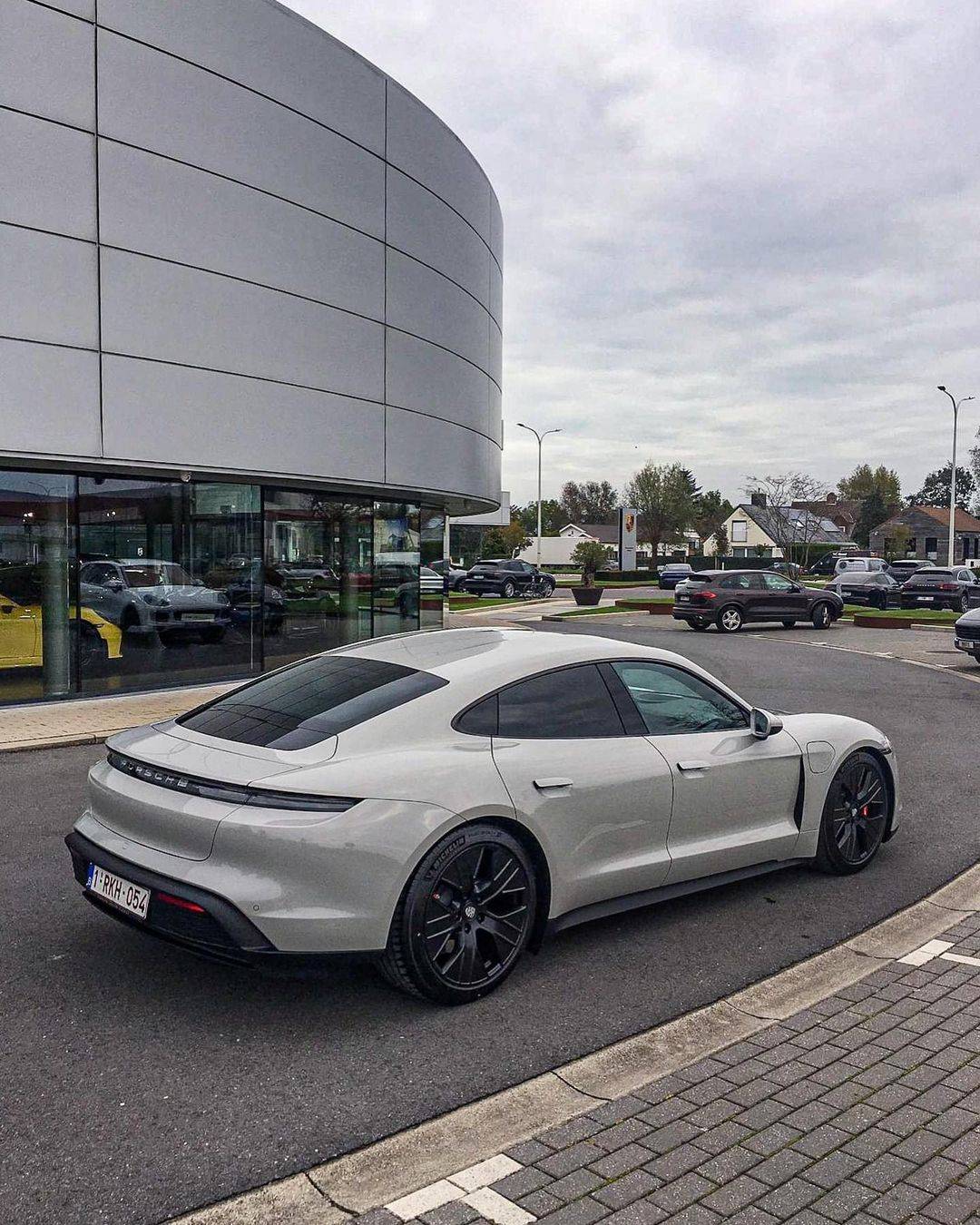 Porsche Taycan CHALK Taycan Club 122177550_640471179884029_8162091457062535321_n(1)