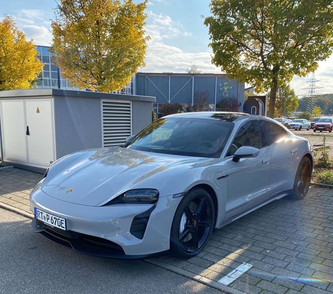 Porsche Taycan CHALK Taycan Club 0D0A435A-DA68-4E28-98ED-002462F9EA56