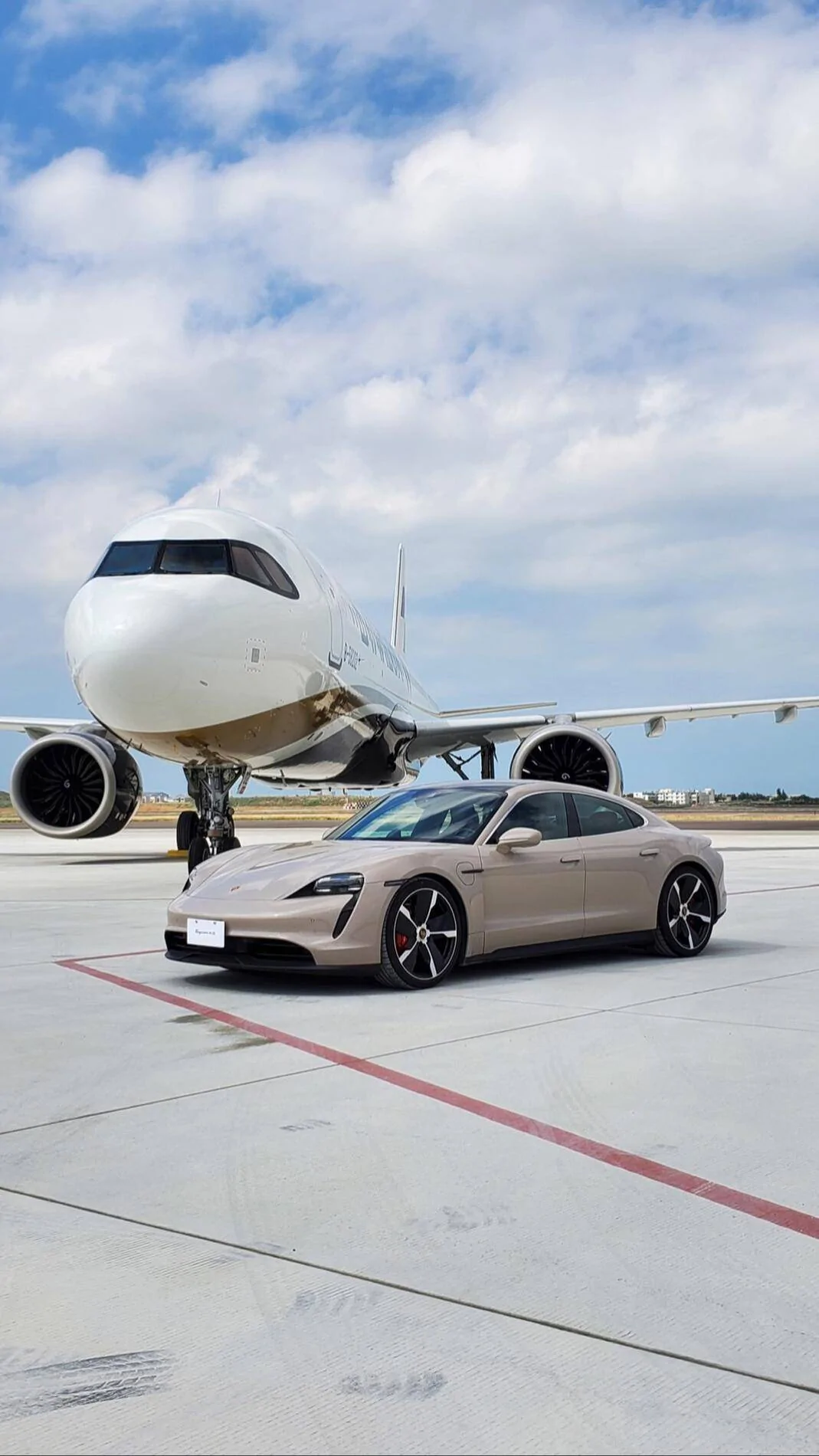 Porsche Taycan COFFEE BEIGE Taycan Club Coffee Beige Porsche Taycan 1