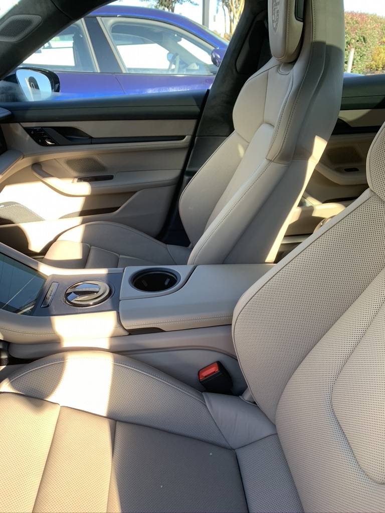 Porsche Taycan Limestone beige vs Atacama beige Taycan Bei