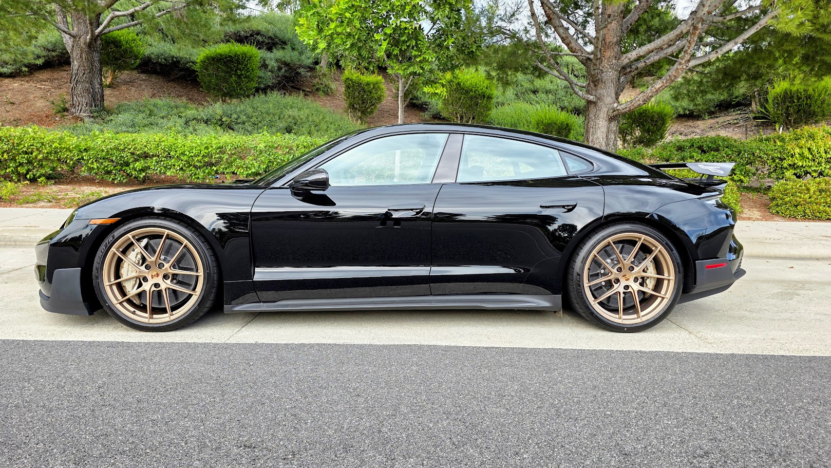 Porsche Taycan BLACK / JET BLACK Taycan Club svKQkxf_Bo9a_oNDvqfw=w1618-h911-s-no-gm?authuser=0