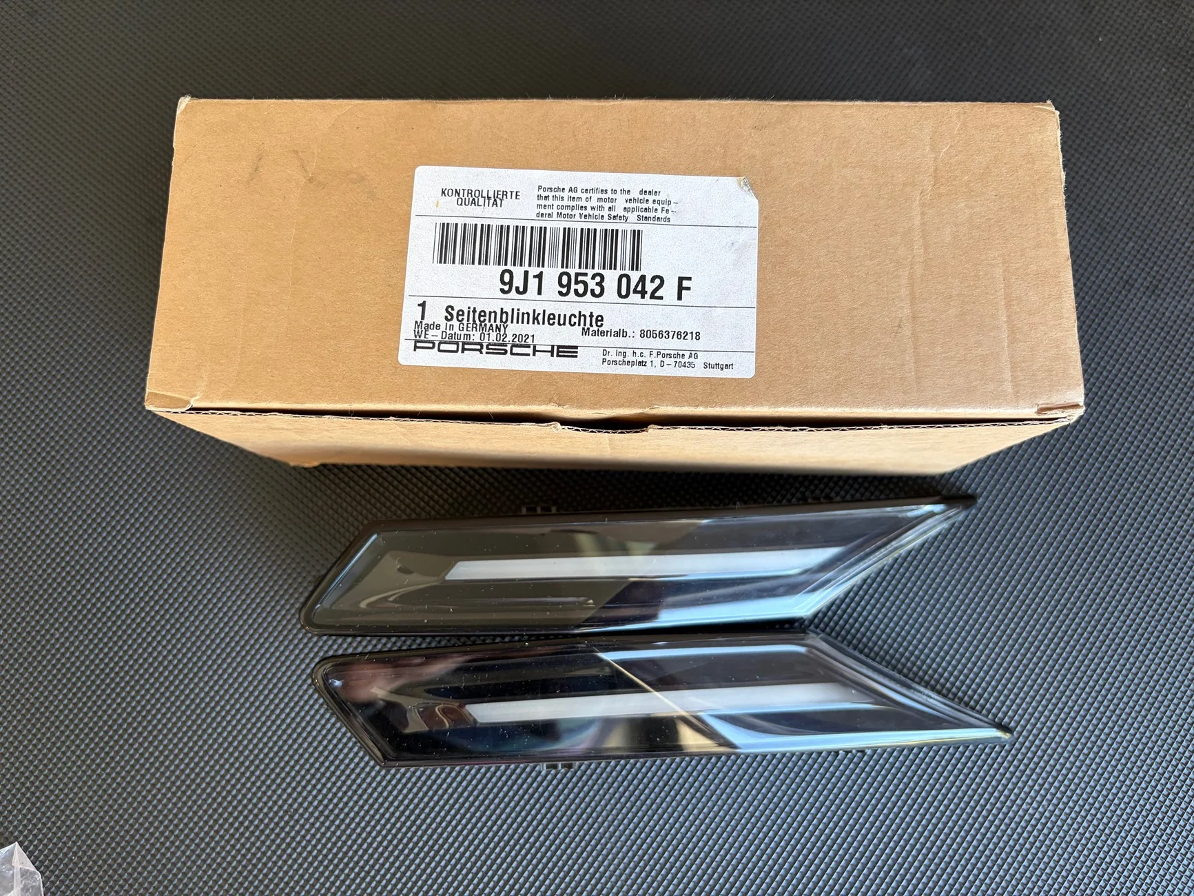 Porsche Taycan FS: Porsche Taycan OEM clear turn signal lights IMG_2219