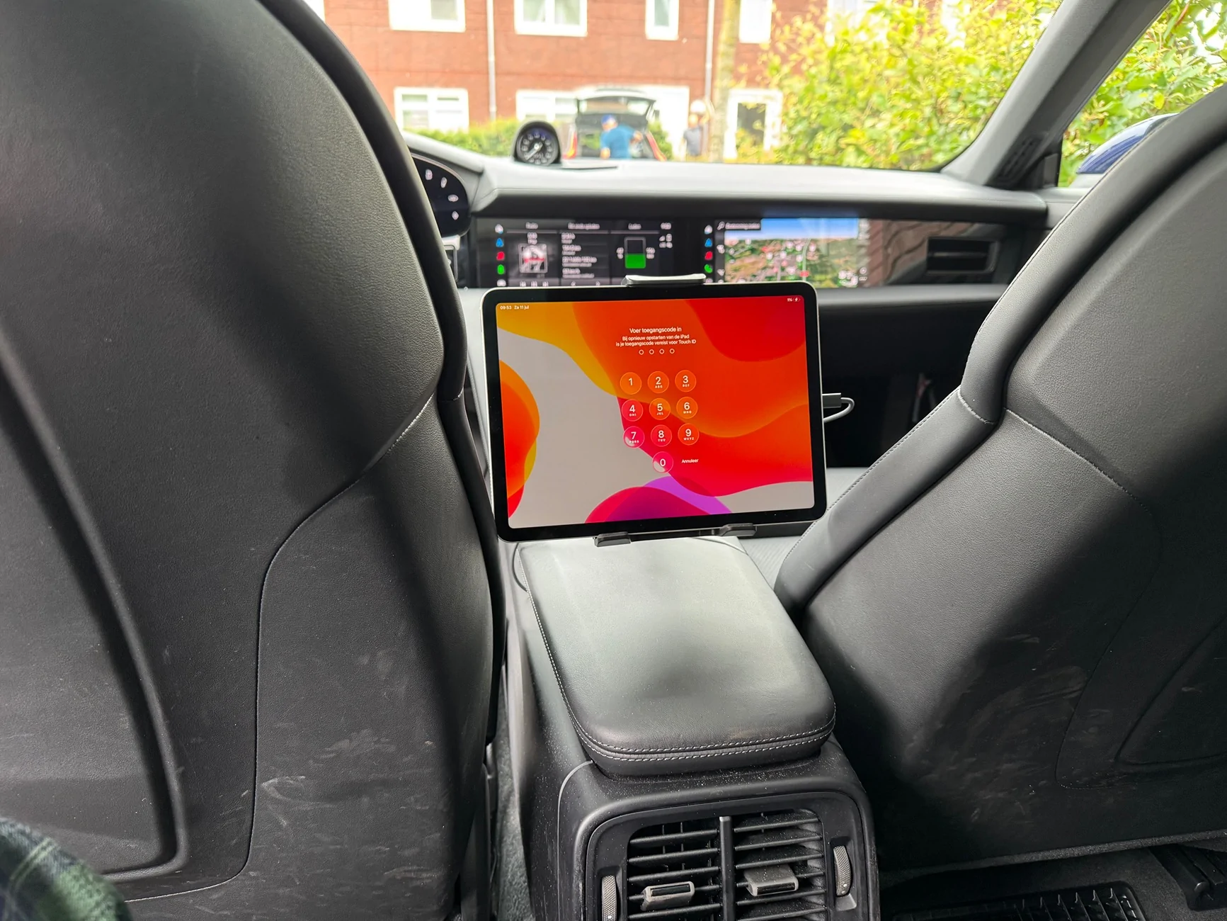 Porsche Taycan DIY: iPad / Tablet rear seat entertainment IMG_2139