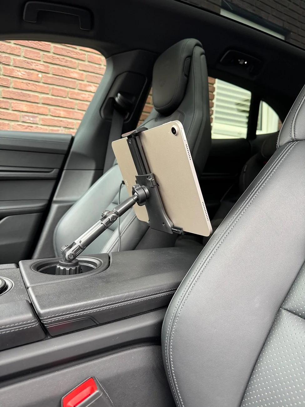 Porsche Taycan DIY: iPad / Tablet rear seat entertainment IMG_2141