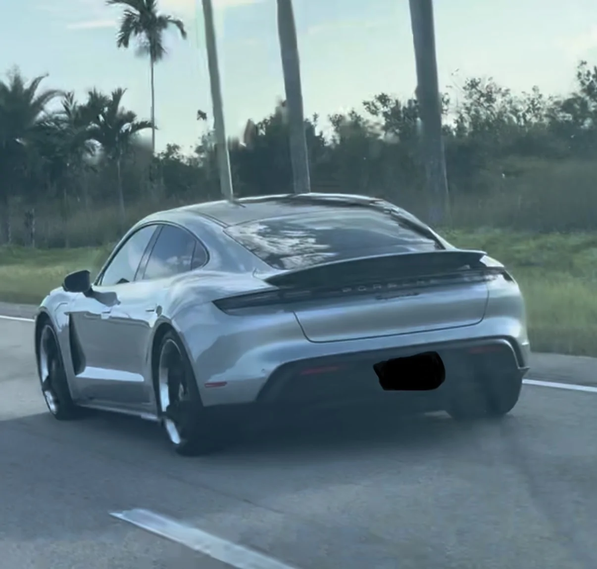 Porsche Taycan Spoiler position 3 IMG_7738